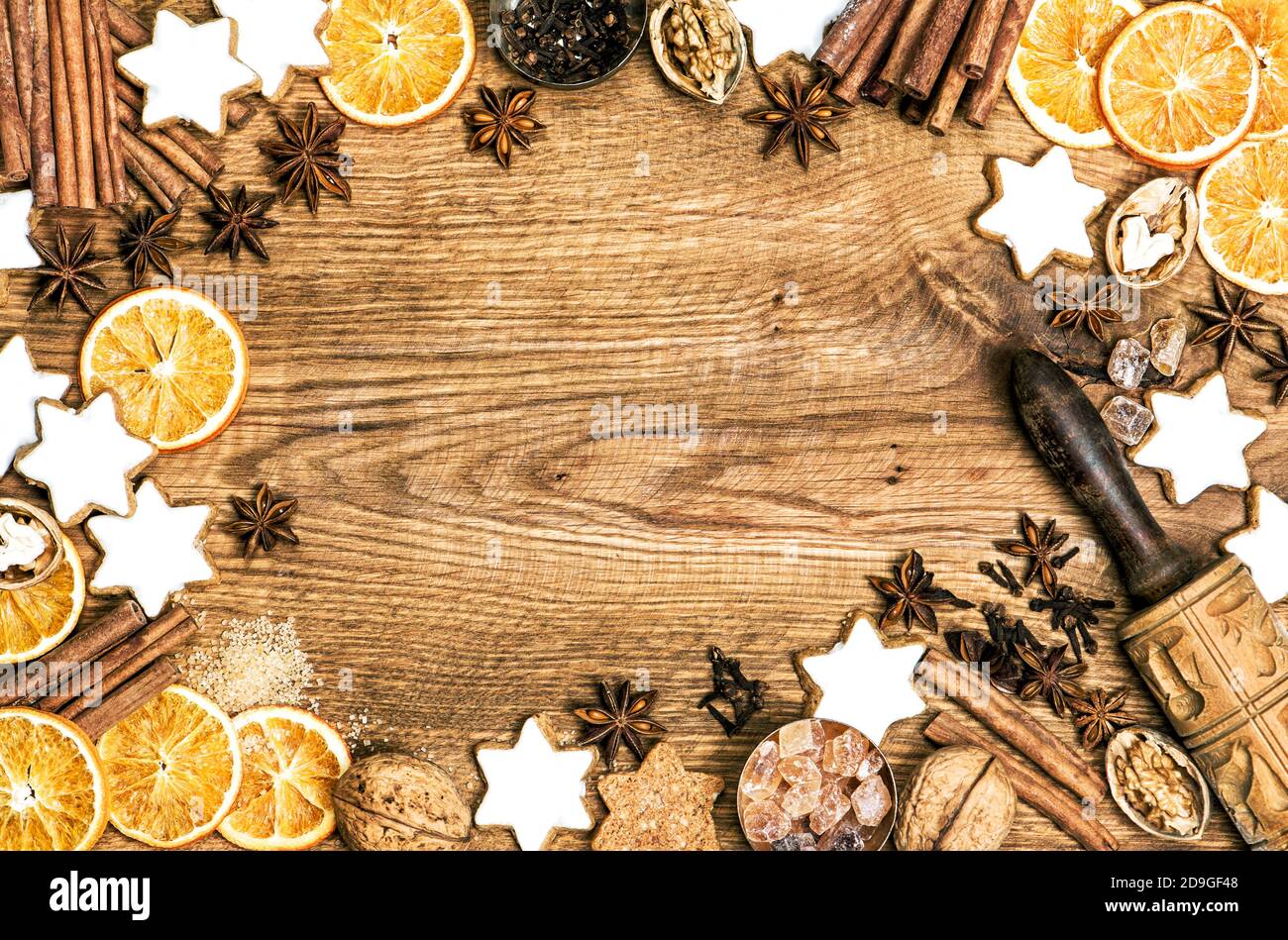 Arrière-plan de la nourriture de Noël. Biscuits et épices sur table en bois Banque D'Images