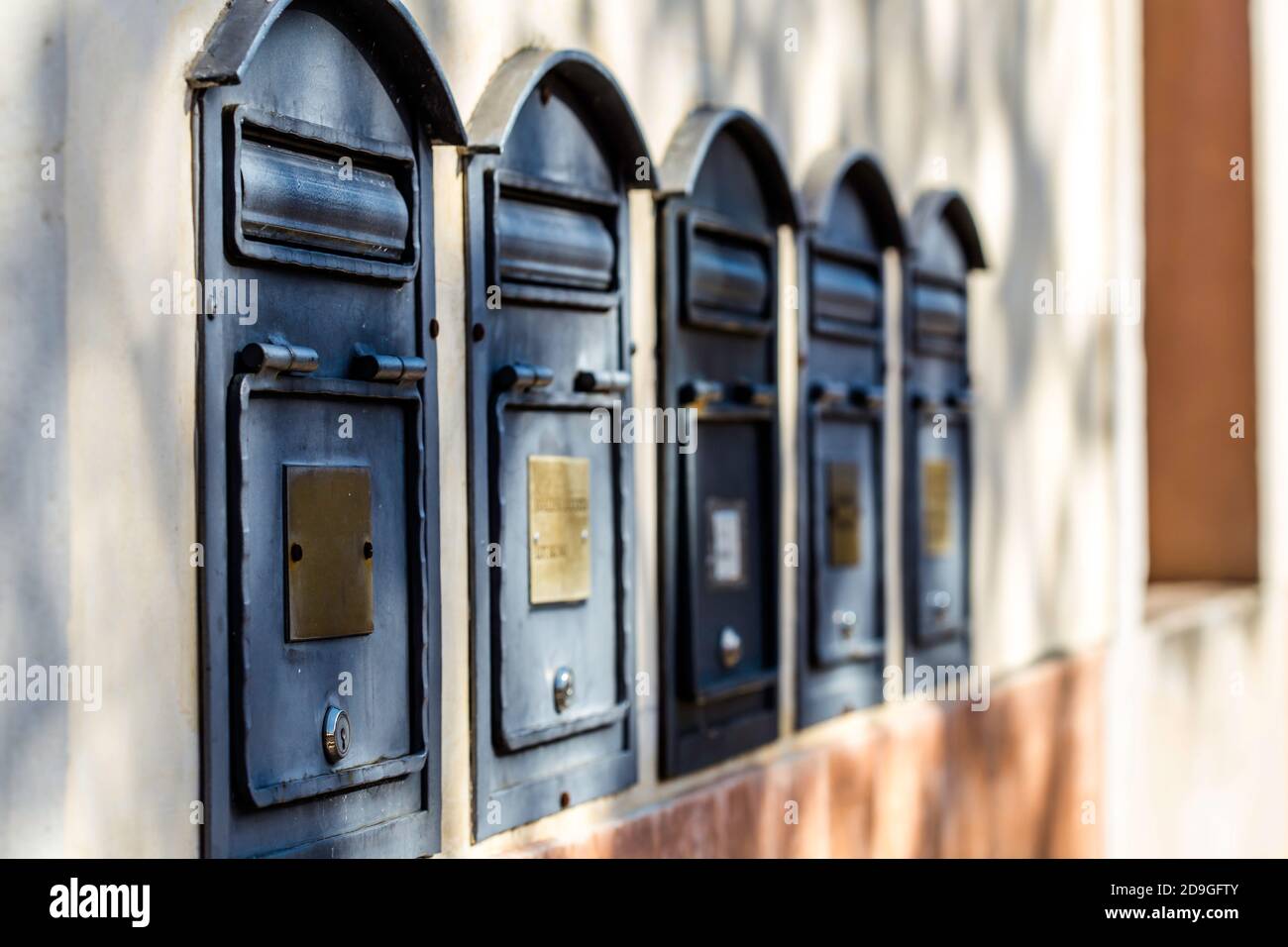 Boîte aux lettres, boîte aux lettres dans la ligne. Banque D'Images