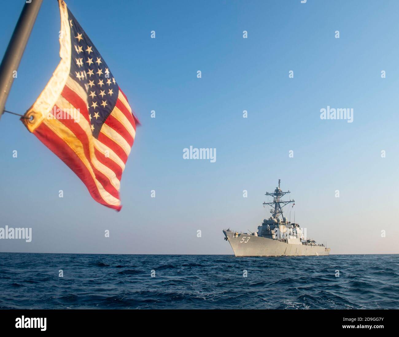 Le destroyer de missiles guidés de la classe Arleigh Burke de la Marine américaine, USS John Paul Jones, patrouille dans le cadre de la Force opérationnelle de la coalition Sentinelle le 27 octobre 2020 dans le golfe Arabo-Persique. Banque D'Images