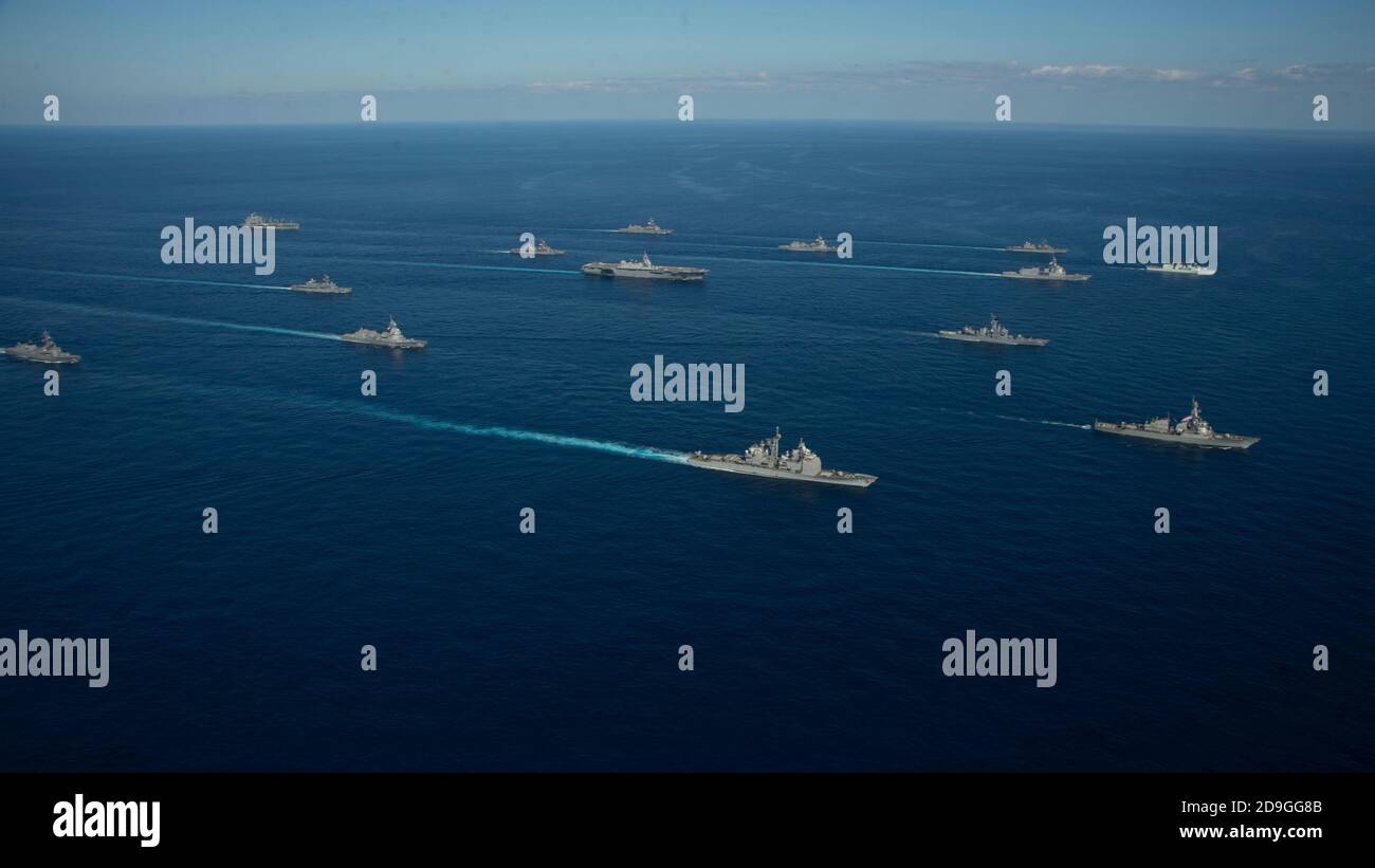 Les navires de la Marine américaine affectés au groupe de grève des transporteurs Ronald Reagan se sont joints aux navires de la Force d'autodéfense maritime du Japon qui naviguent en formation pendant l'exercice Keen Sword 21 le 26 octobre 2020 en mer des Philippines. Banque D'Images