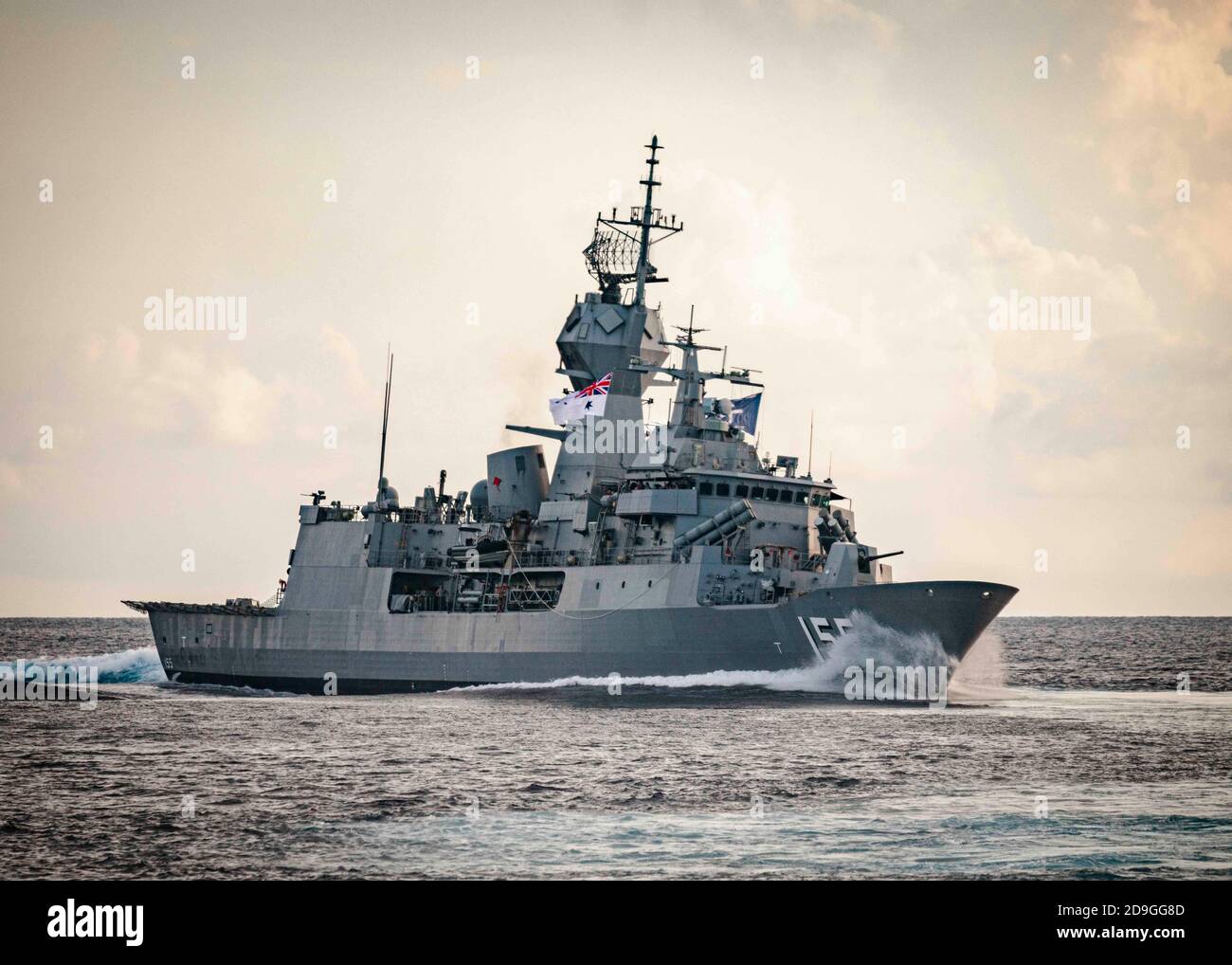 La frégate de classe Anzac de la Royal Australian Navy HMAS Ballarat effectue des tactiques divisionnaires avec la Marine américaine lors d'une formation opérationnelle intégrée le 27 octobre 2020 en mer de Chine méridionale. Banque D'Images