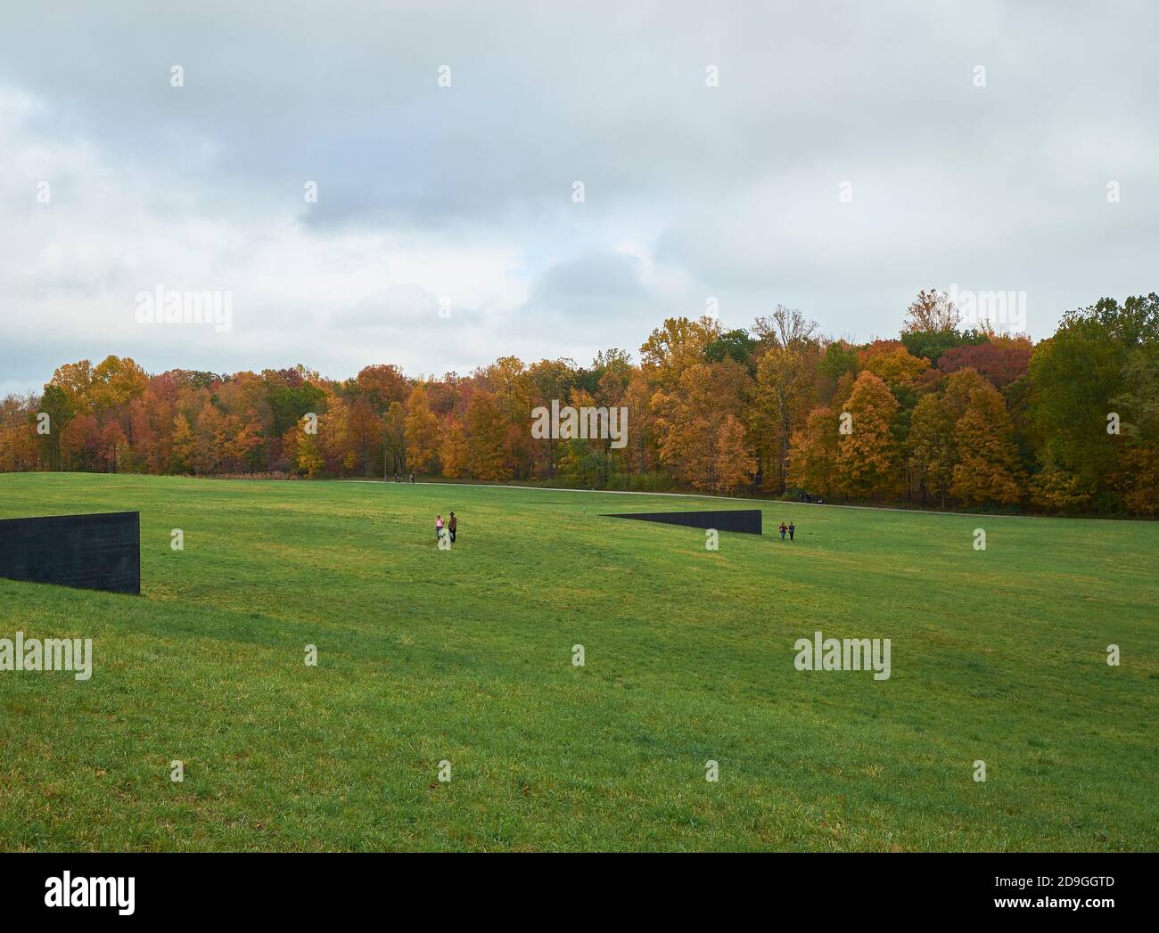 Deux sections de la sculpture à fourche Schunnemunk de Richard Serra. Pendant l'automne, la couleur de pointe de l'automne au Storm King Art Center de New York. Banque D'Images