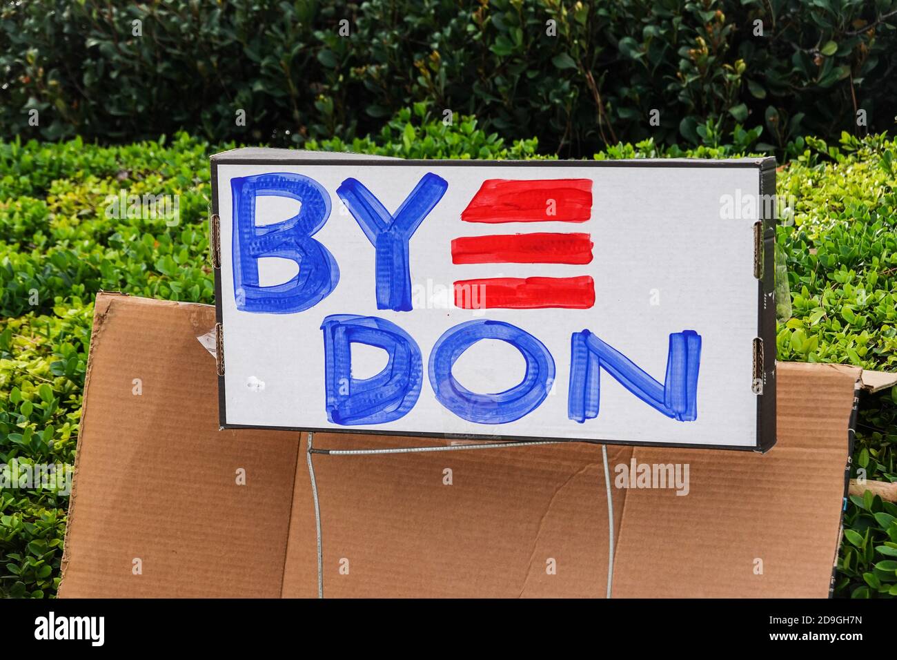 Drôle Joe Biden les partisans d'élection fait maison au bord de la route signe à Irvine Californie Etats-Unis lecture Bye Don !! Banque D'Images