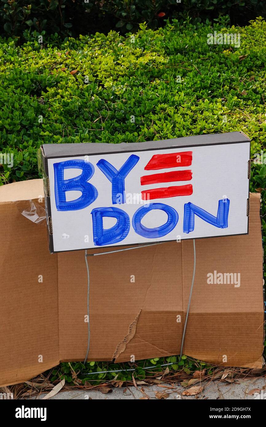 Drôle Joe Biden les partisans d'élection fait maison au bord de la route signe à Irvine Californie Etats-Unis lecture Bye Don !! Banque D'Images