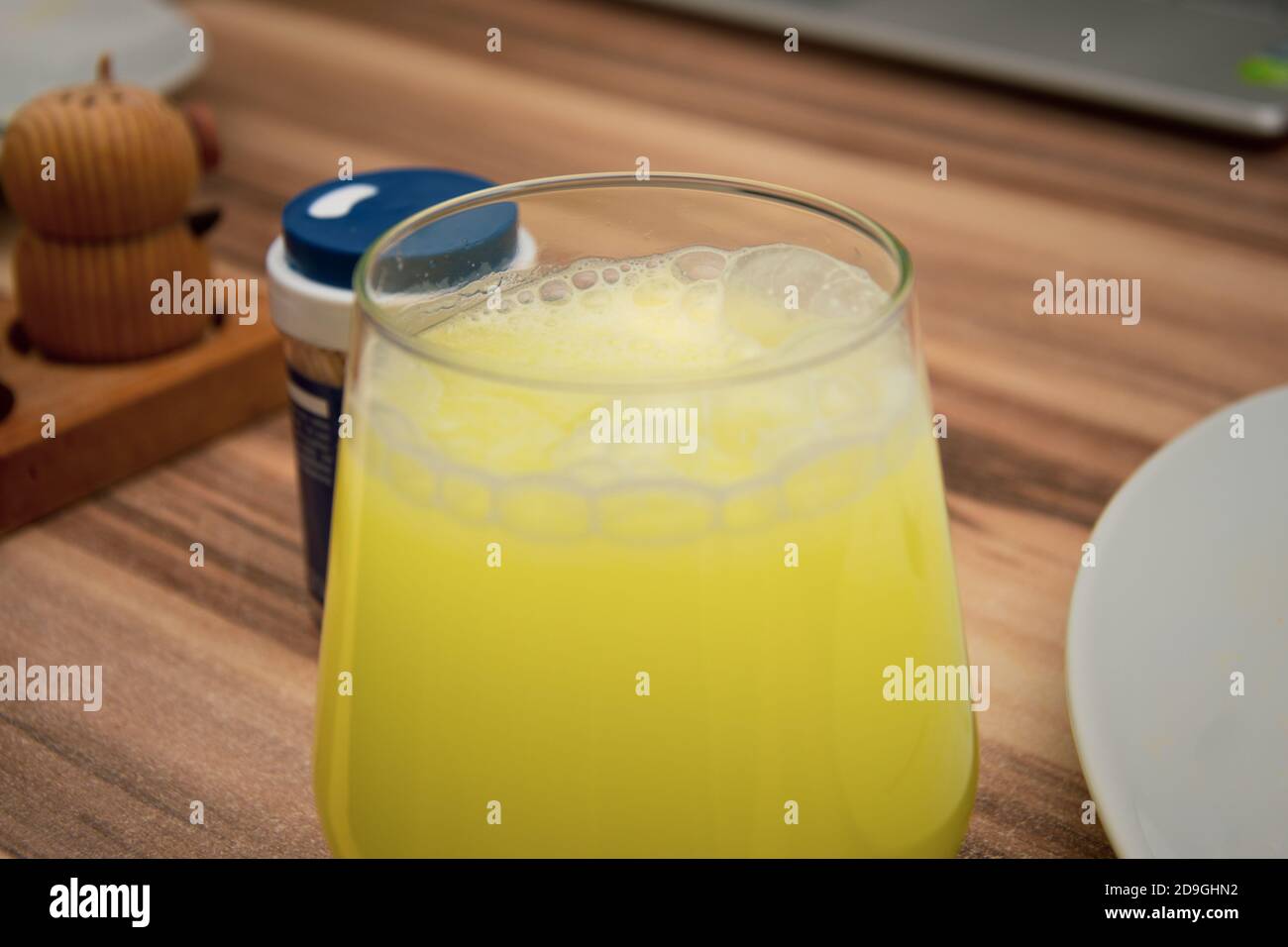 gros plan du comprimé effervescent jaune dissous dans un verre d'eau Banque D'Images