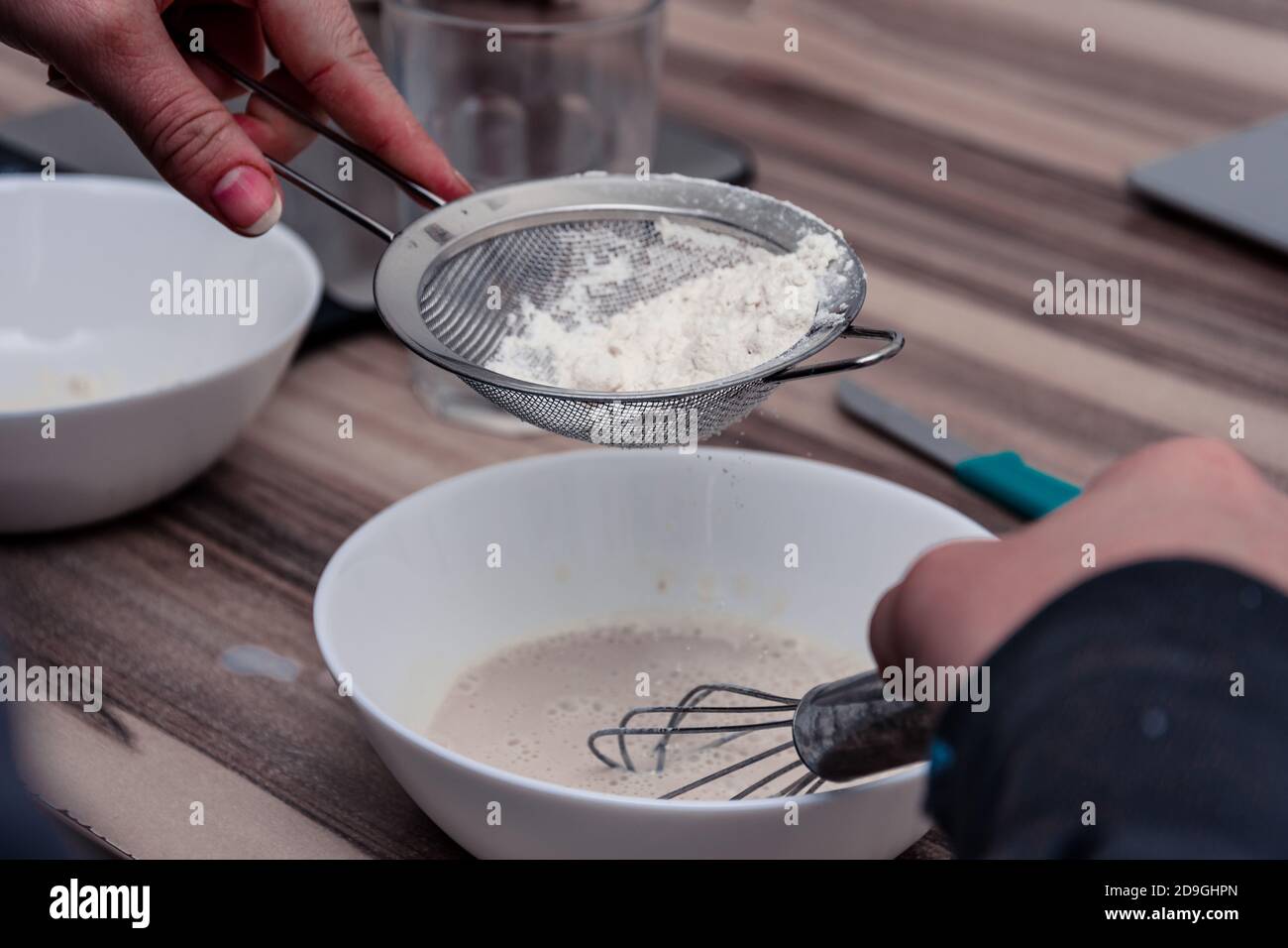 Baker saupoudrer la pâte de pain de farine blanche dans le cuisine Banque D'Images