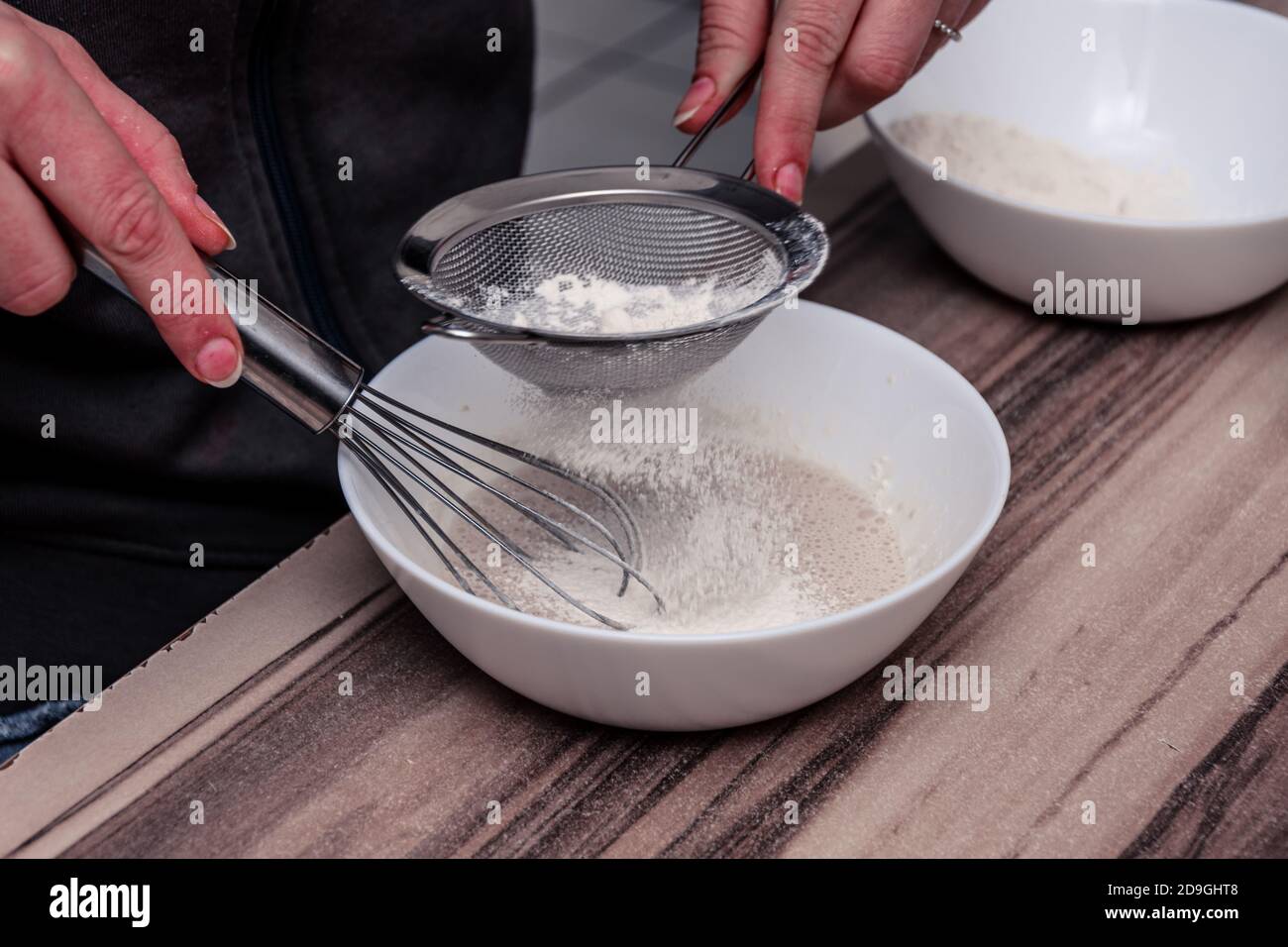 Gros plan de la pâte à saupoudrer avec du pain à la farine blanche la cuisine Banque D'Images