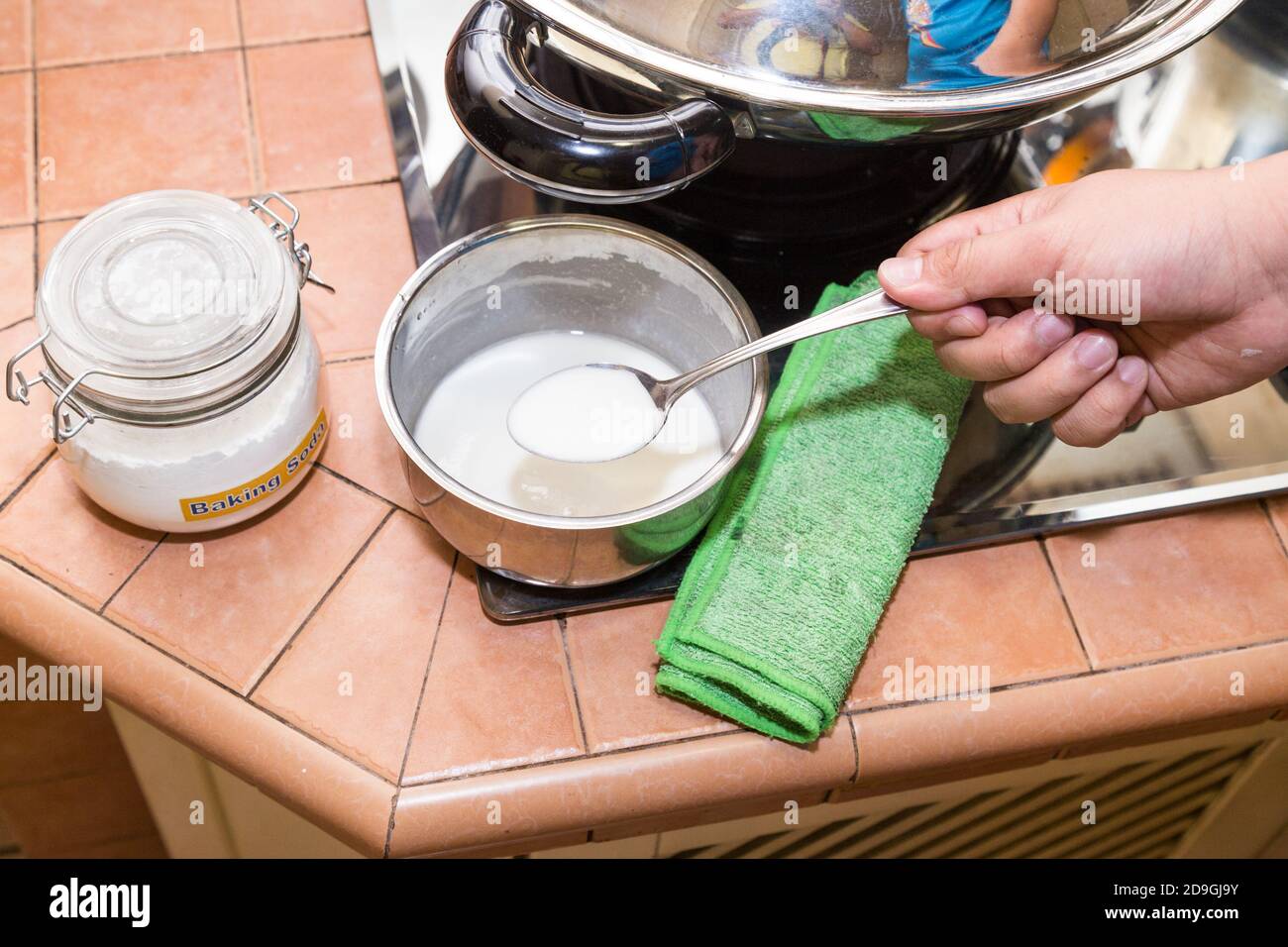 Personne tenant un mélange de bicarbonate de soude, agent de nettoyage naturel efficace Banque D'Images