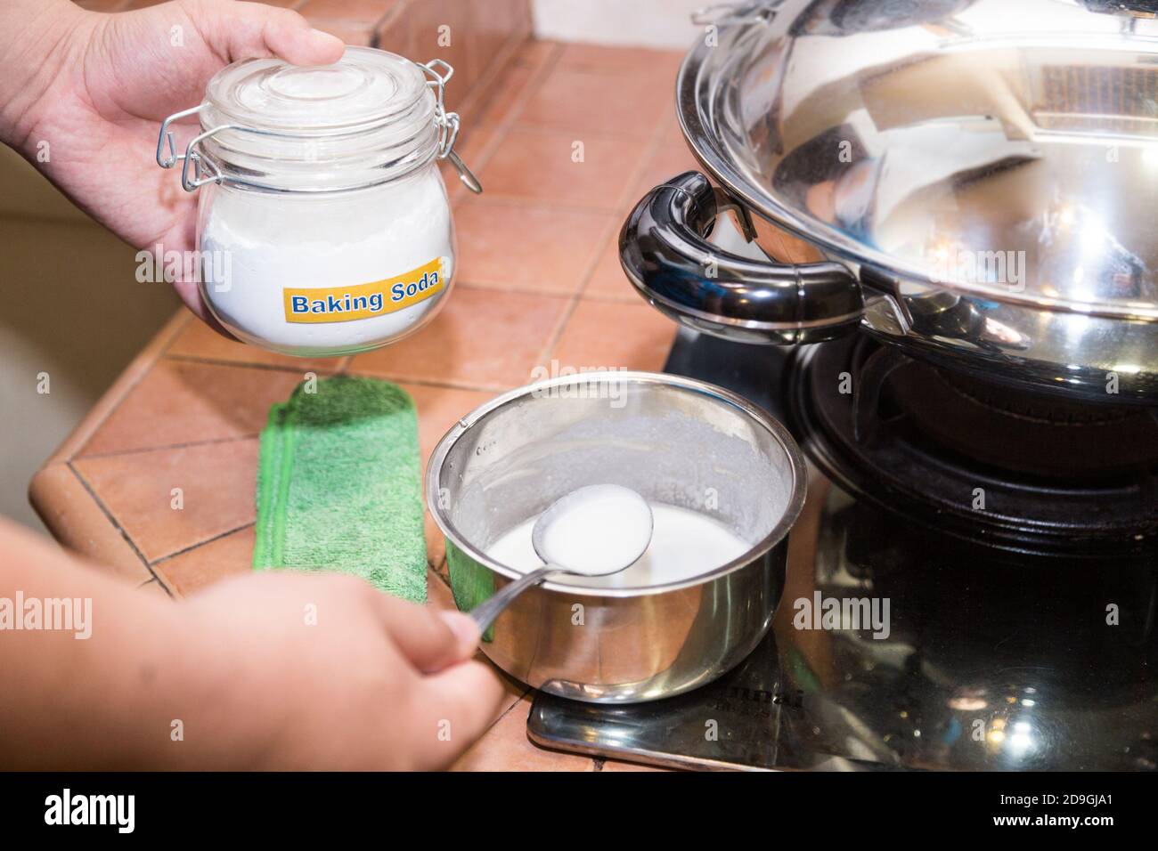 Personne tenant un mélange de bicarbonate de soude, agent de nettoyage naturel efficace Banque D'Images