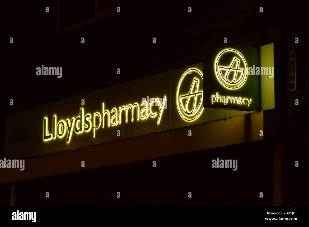 Lloyds Pharmacy (Chemist) signe à Night, Birmingham, Royaume-Uni Banque D'Images