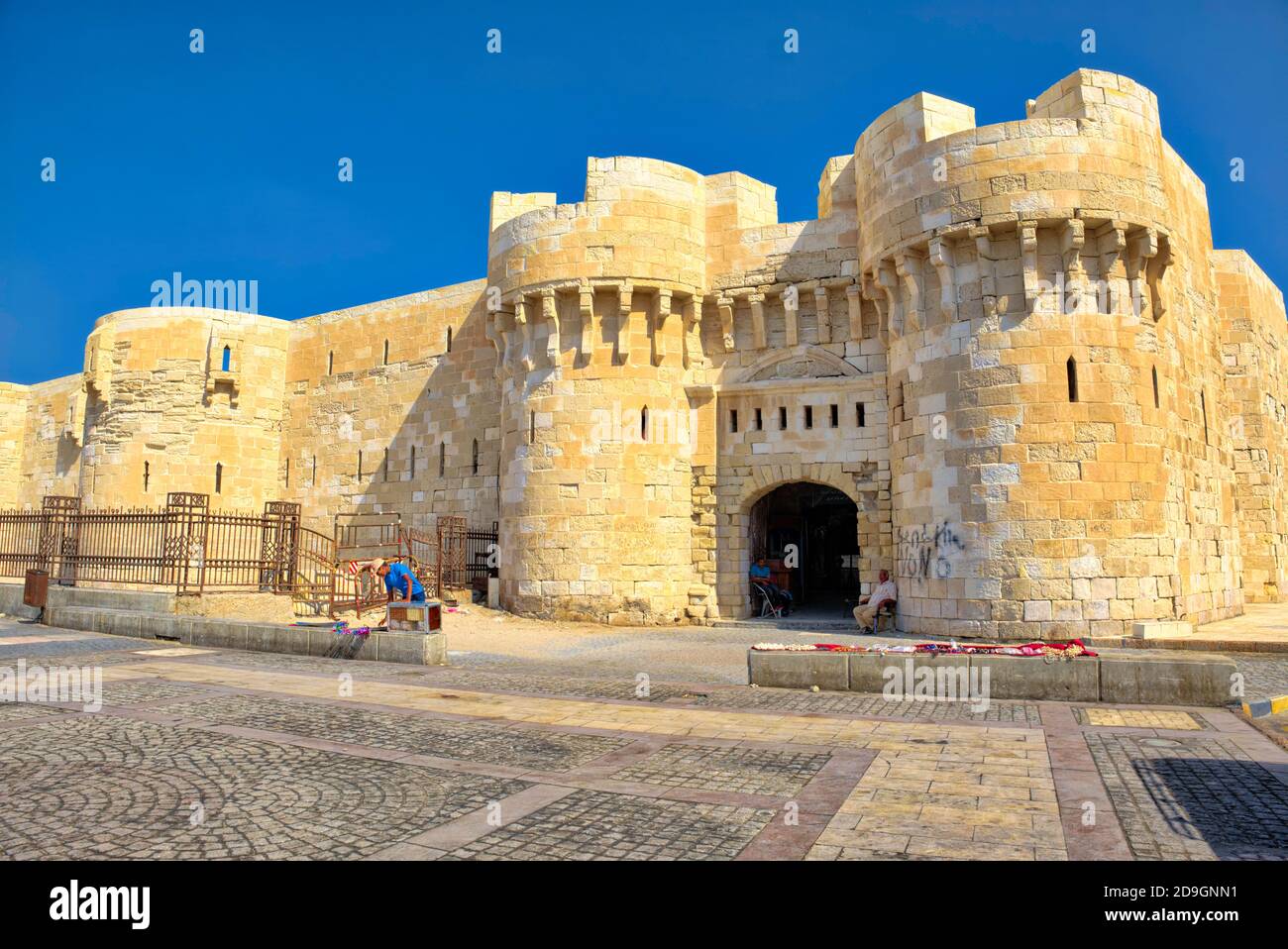 Le sultan Qaitbey a construit cette forteresse pittoresque au cours du XIVe siècle pour défendre Alexandrie des avancées de l'Empire ottoman. Ses efforts l'ont été Banque D'Images