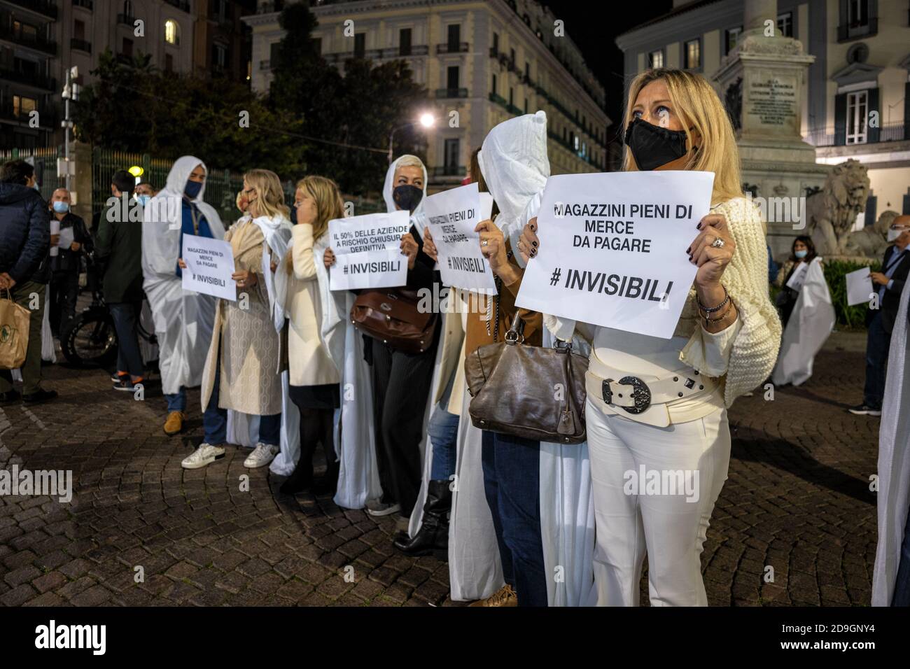 La place des martyrs, la protestation commerciale, "nous sommes des fantômes, 50 pour cent de nos activités fermera" ils défilent autour de l'obélisque de la place des martyrs avec un manteau blanc, comme des fantômes. Ce sont les commerçants qui demandent l'aide de l'État pour répondre à la crise qui laissent leurs magasins de vêtements et de bijoux vides. "Nous sommes invisibles - disent-ils - 50 pour cent de nos activités fermera si cela continue".plusieurs commerçants historiques de la ville, de Chiaia à Tolède et jusqu'à Corso Umberto. (Photo par Alessandro Barone/Pacific Press) Banque D'Images