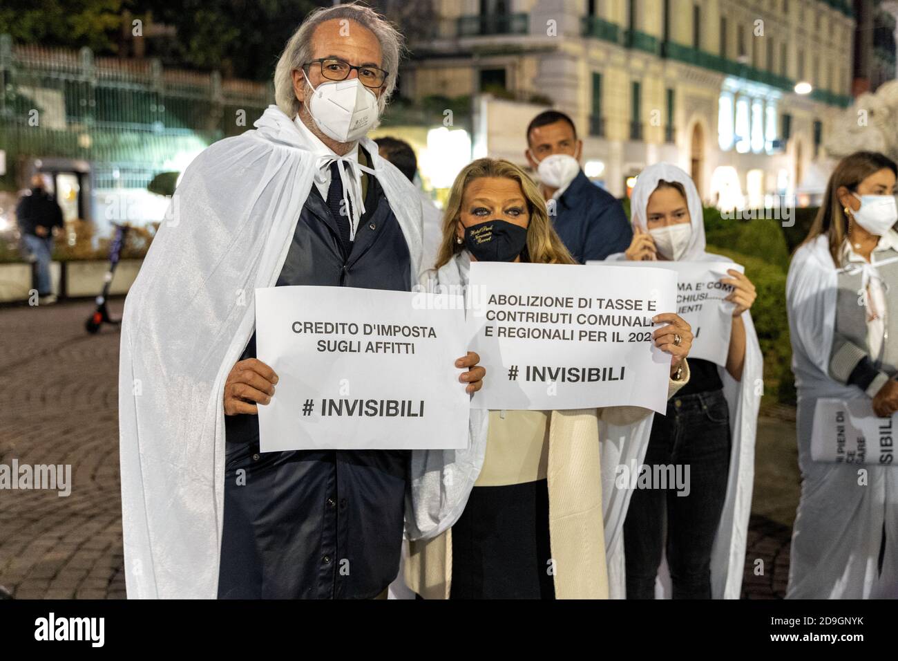 La place des martyrs, la protestation commerciale, "nous sommes des fantômes, 50 pour cent de nos activités fermera" ils défilent autour de l'obélisque de la place des martyrs avec un manteau blanc, comme des fantômes. Ce sont les commerçants qui demandent l'aide de l'État pour répondre à la crise qui laissent leurs magasins de vêtements et de bijoux vides. "Nous sommes invisibles - disent-ils - 50 pour cent de nos activités fermera si cela continue".plusieurs commerçants historiques de la ville, de Chiaia à Tolède et jusqu'à Corso Umberto. (Photo par Alessandro Barone/Pacific Press) Banque D'Images