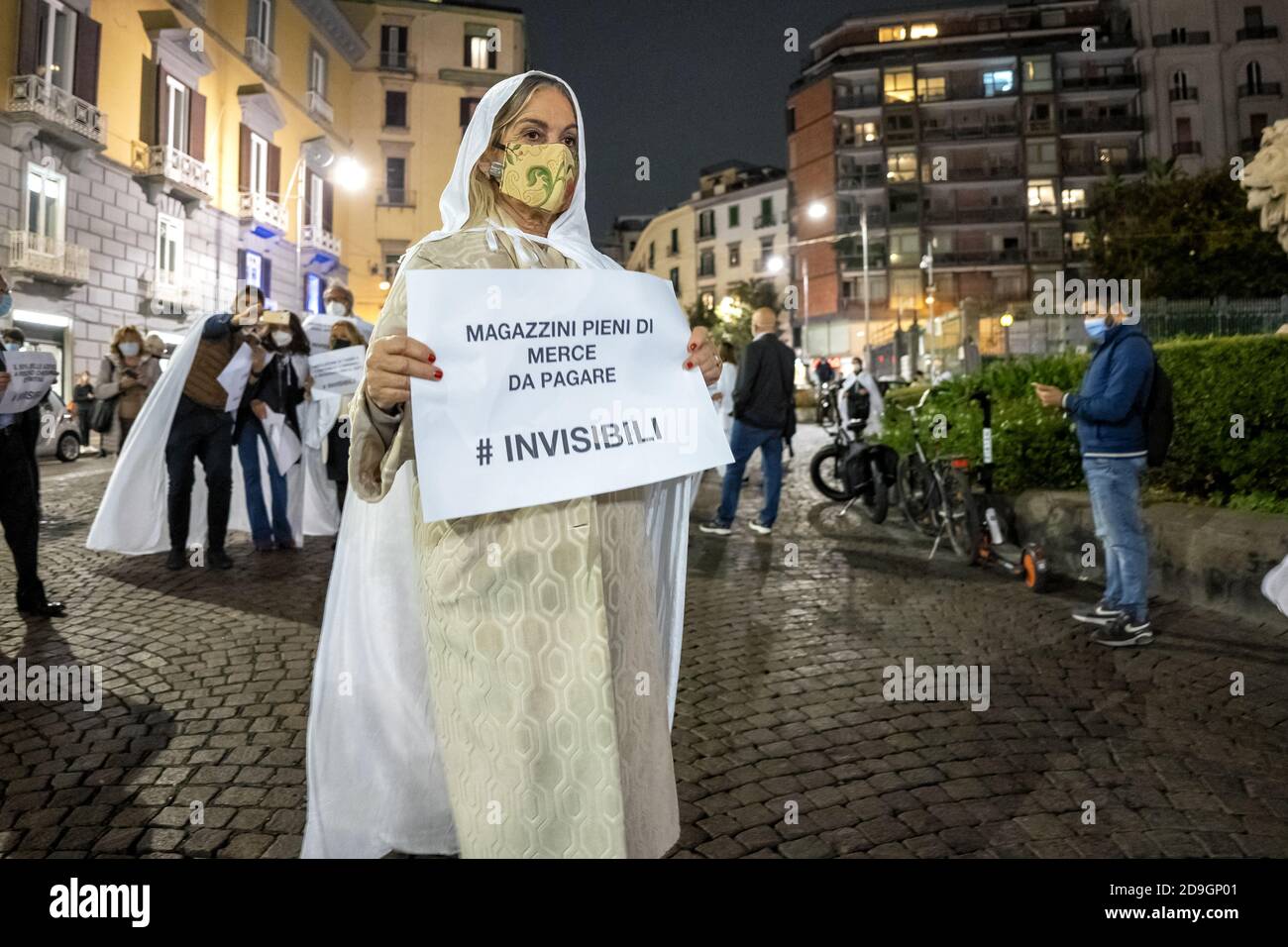 La place des martyrs, la protestation commerciale, "nous sommes des fantômes, 50 pour cent de nos activités fermera" ils défilent autour de l'obélisque de la place des martyrs avec un manteau blanc, comme des fantômes. Ce sont les commerçants qui demandent l'aide de l'État pour répondre à la crise qui laissent leurs magasins de vêtements et de bijoux vides. "Nous sommes invisibles - disent-ils - 50 pour cent de nos activités fermera si cela continue".plusieurs commerçants historiques de la ville, de Chiaia à Tolède et jusqu'à Corso Umberto. (Photo par Alessandro Barone/Pacific Press) Banque D'Images