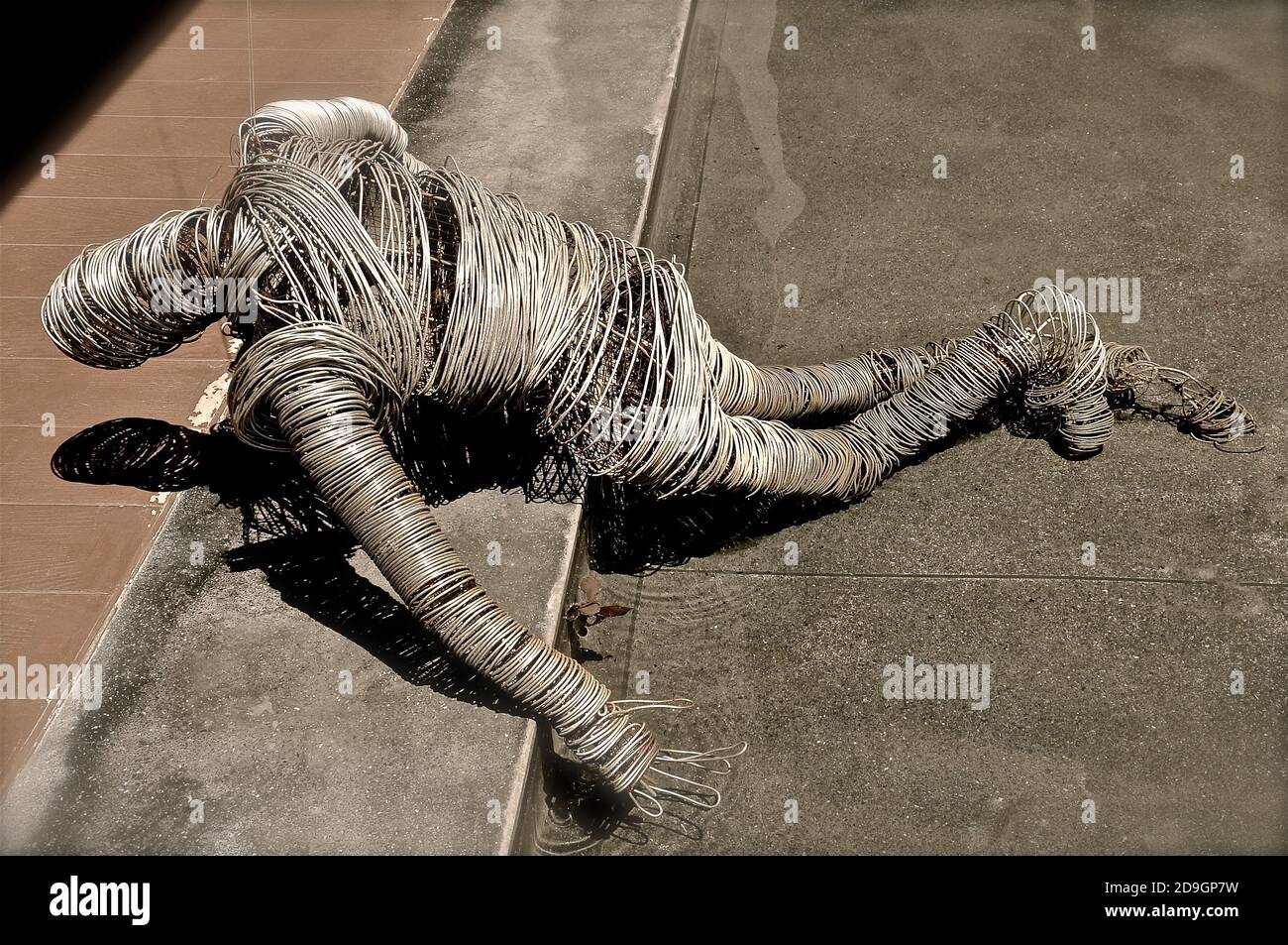 Figurine humaine créée à partir de bobines de fil d'acier épais de calibre industriel. Banque D'Images