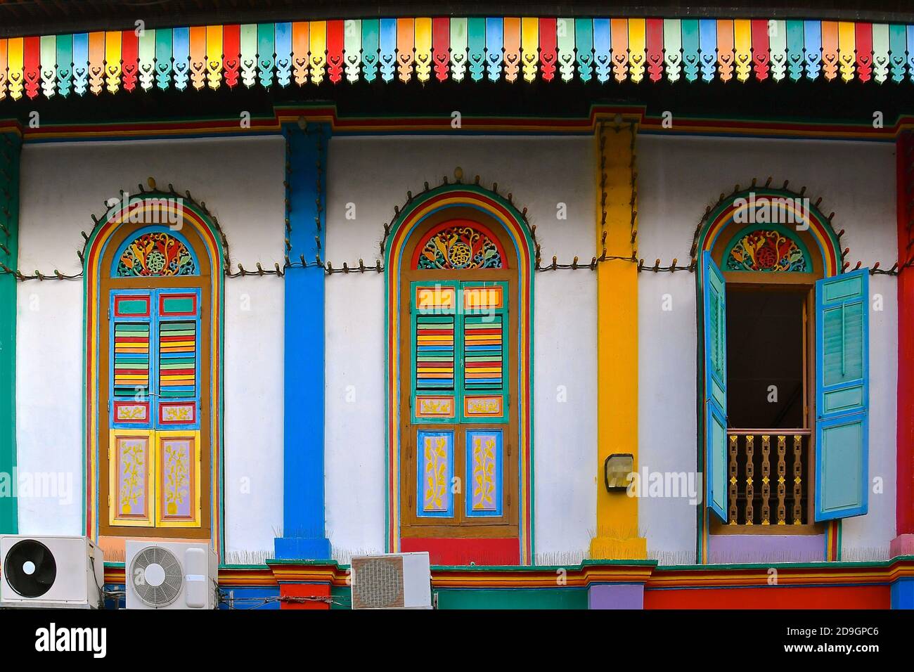 Volets en bois colorés sur un bâtiment historique restauré de Little India, Singapour. Banque D'Images