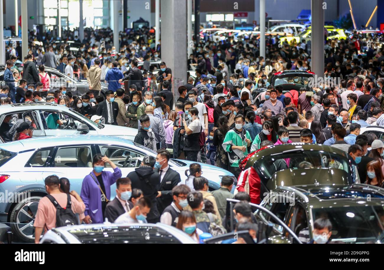 Les gens regardent les aotomobiles présentés à l'exposition internationale de l'automobile de Beijing 2020 à Beijing, Chine, 2 octobre 2020. Banque D'Images