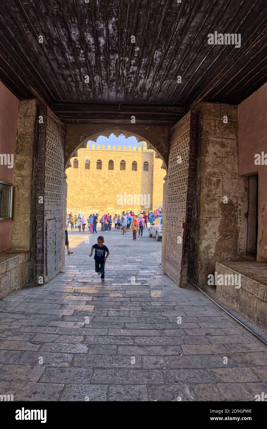 L'une des attractions touristiques les plus populaires du Caire est la Citadelle qui abrite un certain nombre de musées, de mosquées anciennes et d'autres sites, situés sur un éperon de Banque D'Images