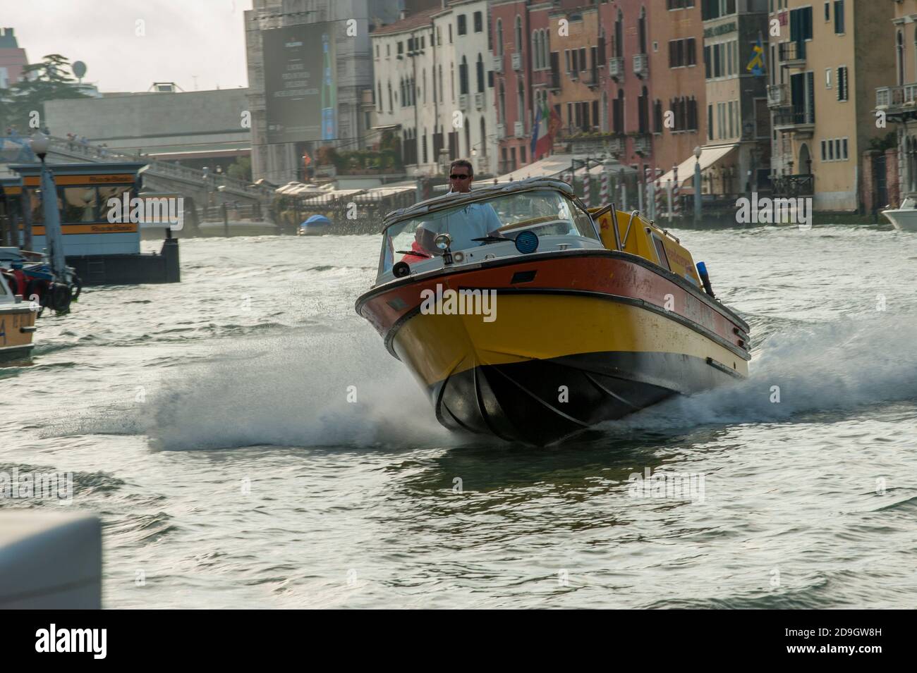 Le bateau d'ambulance arrive au quai de l'hôpital à Venise, en Italie. Banque D'Images