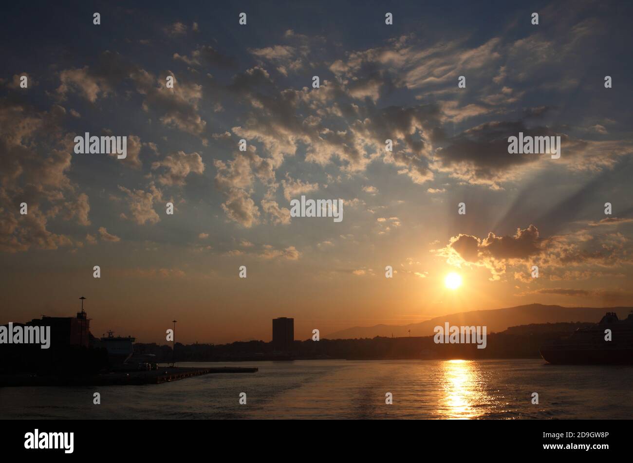 Coucher de soleil au-dessus du Pirée Banque D'Images