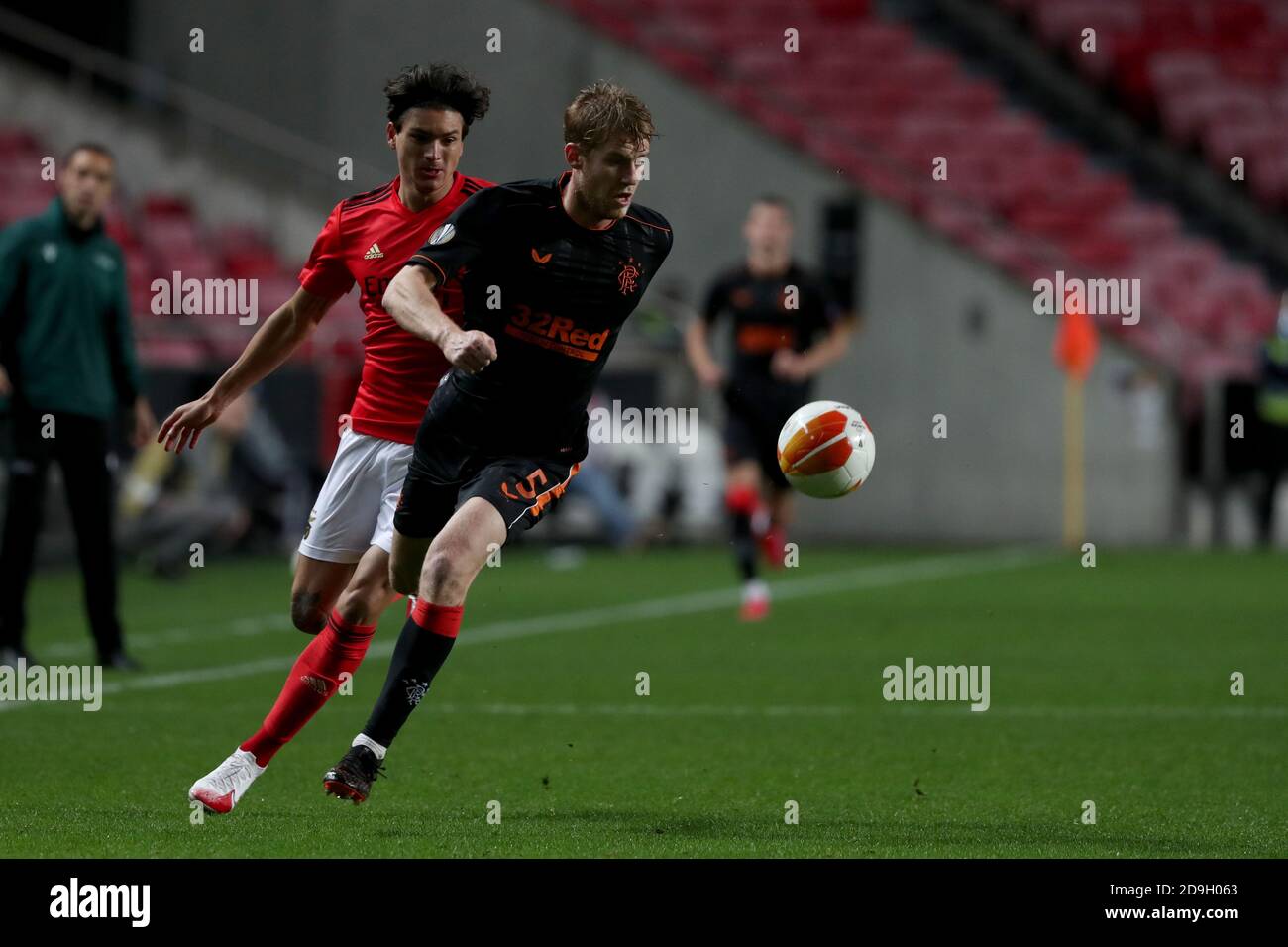 Lisbonne. 5 novembre 2020. Filip Helander (R) de Rangers FC vies avec Darwin Nunez de SL Benfica lors du match de football du groupe D de l'UEFA Europa League entre SL Benfica et Rangers FC à Lisbonne, Portugal, le 5 novembre 2020. Crédit: Pedro Fiuza/Xinhua/Alay Live News Banque D'Images