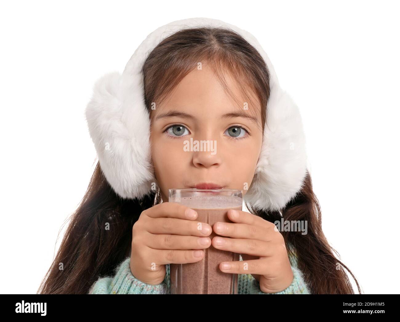 Petite fille qui boit du lait au chocolat sur fond blanc Banque D'Images