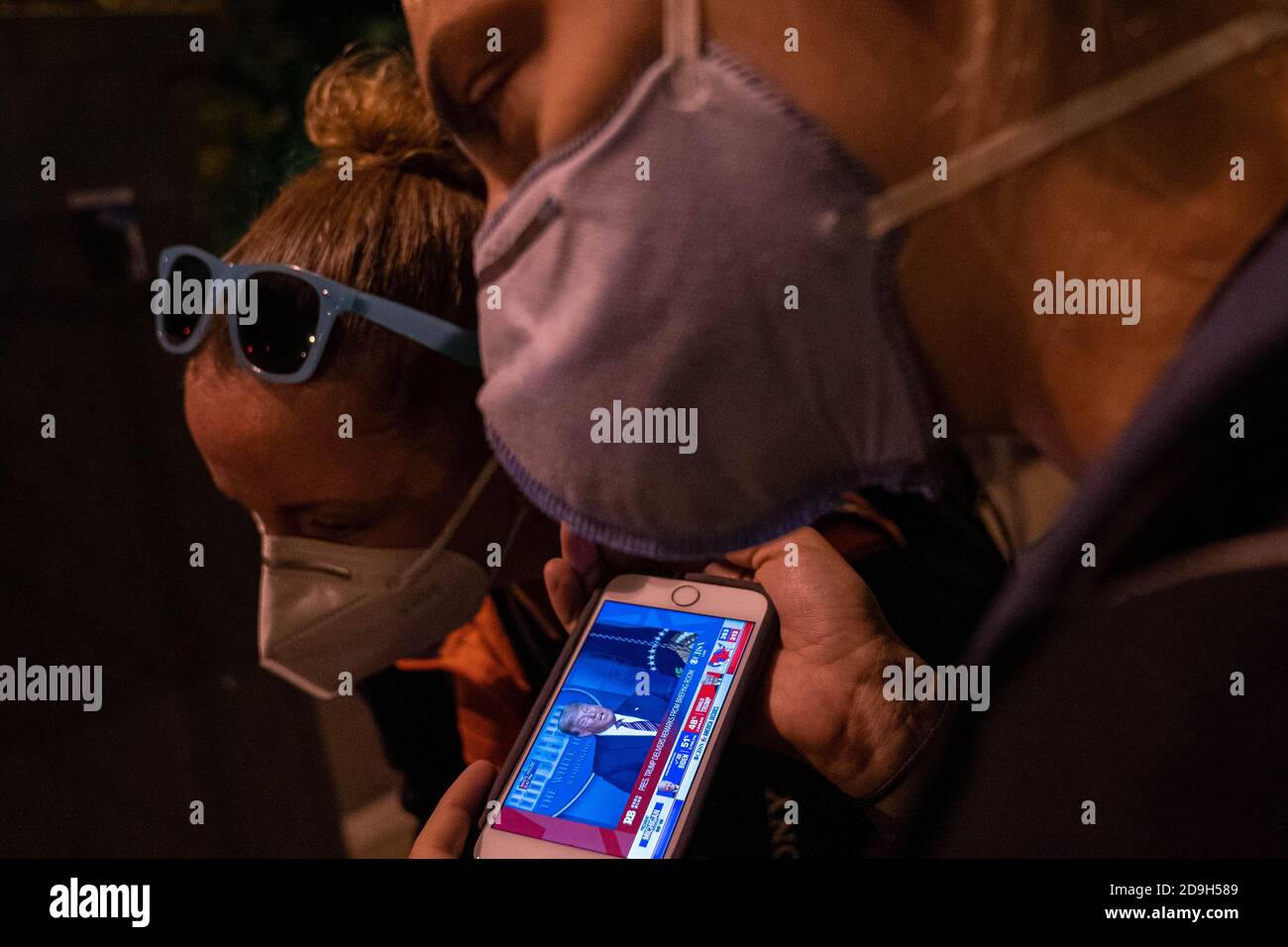 Washington, États-Unis. 05ème novembre 2020. Les journalistes locaux écoutent le discours du président Trump sur les votes électoraux avec leur iPhone au BLM Plaza près de la Maison Blanche à Washington, DC, le jeudi 5 novembre 2020. Photo de Ken Cedeno/UPI crédit: UPI/Alay Live News Banque D'Images