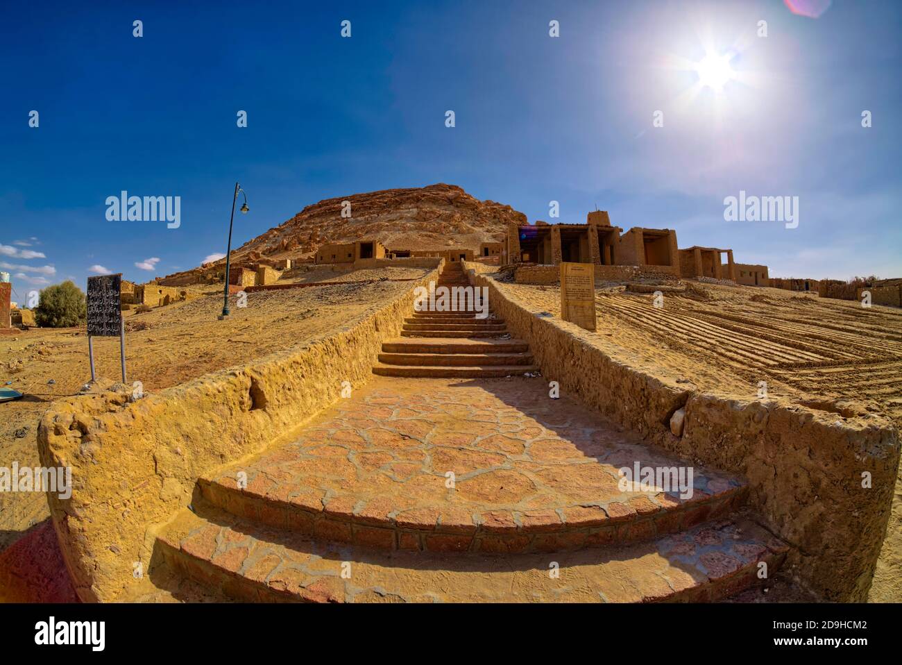 Le centre de la ville de Siwa est dominé par les formes organiques spectaculaires des vestiges de la forteresse Shali en briques de boue du XIIIe siècle. Construit à partir d'un mater Banque D'Images