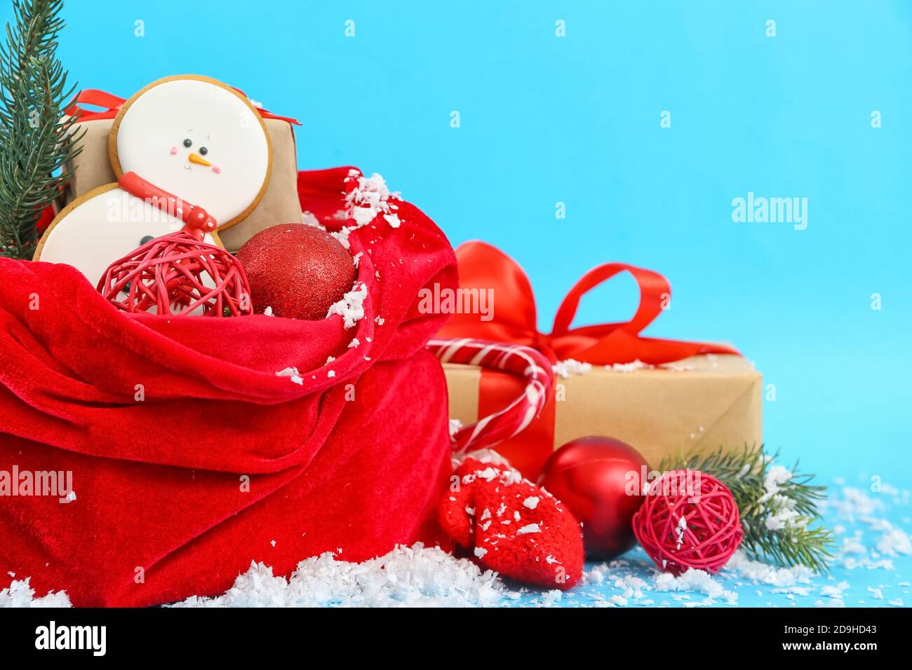 Sac Père Noël plein de cadeaux sur fond de couleur Photo Stock - Alamy