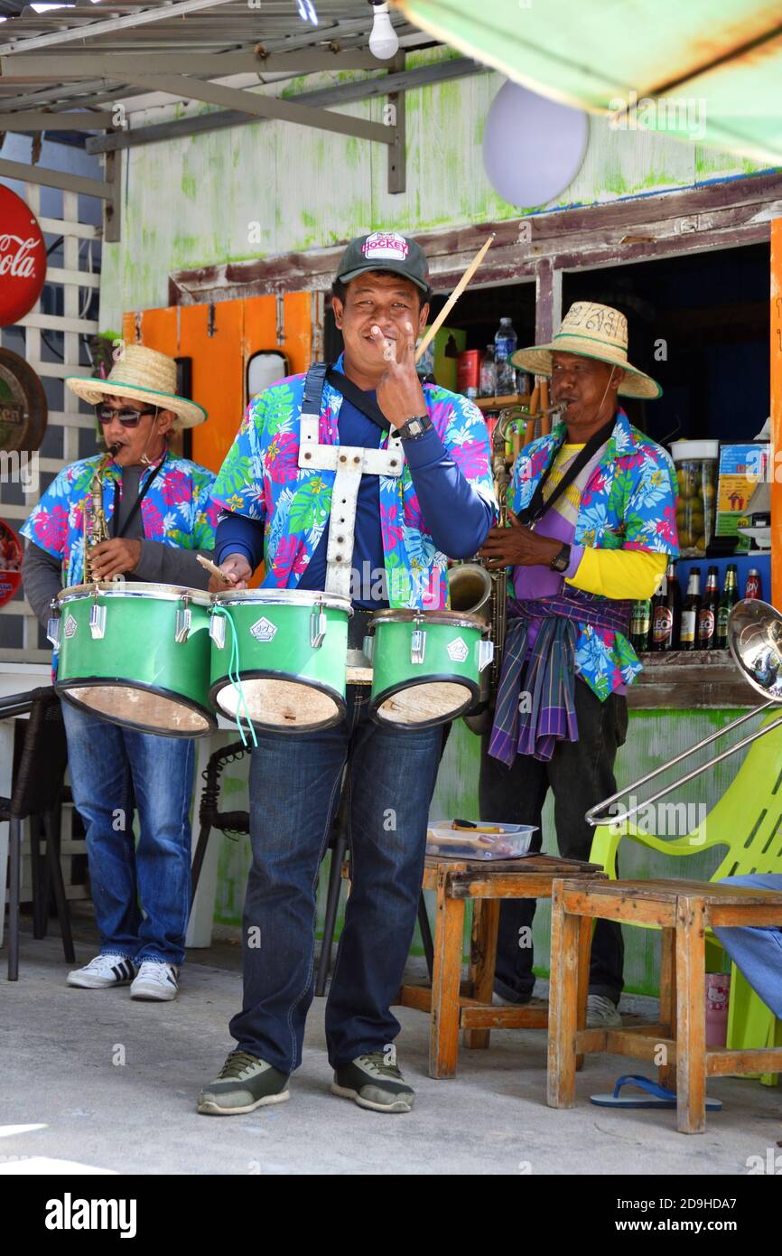 Les thaïlandais jouant des instruments pour la célébration du festival Loy Kratong au temple Khao Takiab, Hua Hin, Thaïlande Banque D'Images
