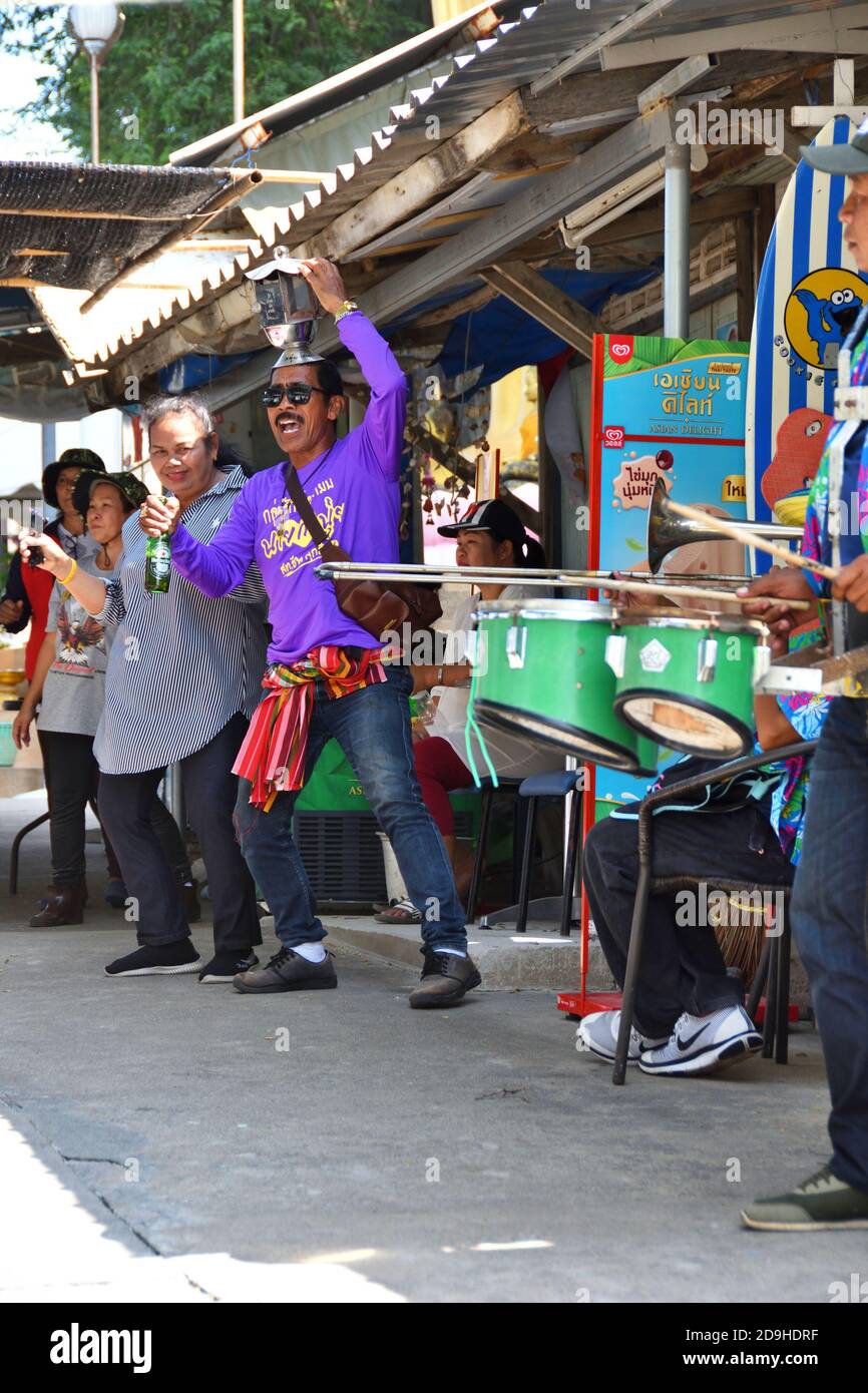 Les thaïlandais jouant des instruments pour la célébration du festival Loy Kratong au temple Khao Takiab, Hua Hin, Thaïlande Banque D'Images