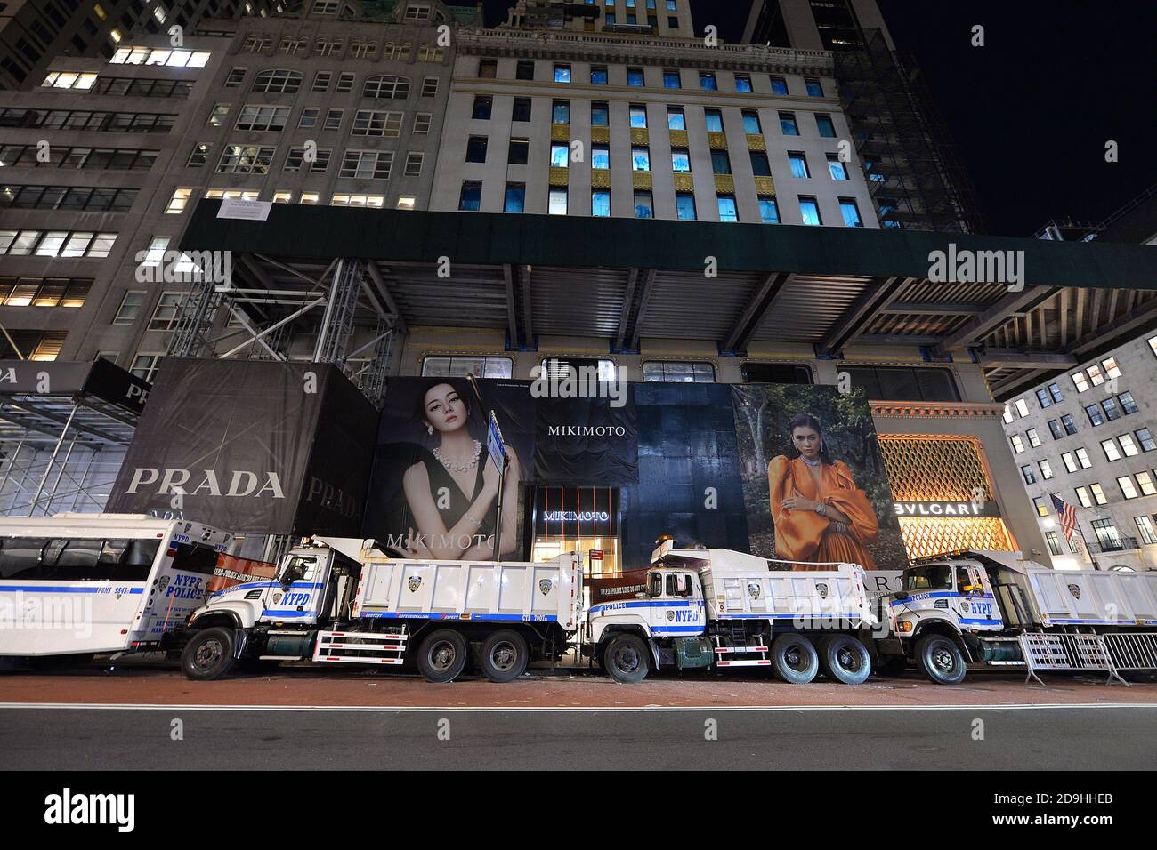 New York, États-Unis. 05ème novembre 2020. Les camions NYPD sont garés de près en face de la Trump Tower sur la 5th Avenue comme les résultats de l'U.S, l'élection présidentielle il y a deux jours continue de rester incertaine, New York, NY, 5 novembre 2020. Dans un discours télévisé, le président Donald Trump a affirmé qu'il y avait fraude électorale alors que les votes étaient comptés dans certains États clés. (Anthony Behar/Sipa USA) crédit: SIPA USA/Alay Live News Banque D'Images