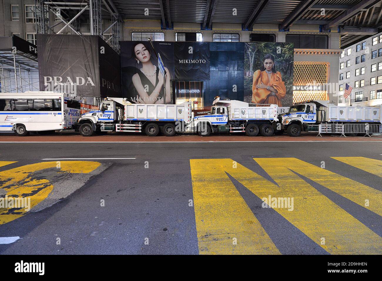 New York, États-Unis. 05ème novembre 2020. Les camions NYPD sont garés de près en face de la Trump Tower sur la 5th Avenue comme les résultats de l'U.S, l'élection présidentielle il y a deux jours continue de rester incertaine, New York, NY, 5 novembre 2020. Dans un discours télévisé, le président Donald Trump a affirmé qu'il y avait fraude électorale alors que les votes étaient comptés dans certains États clés. (Anthony Behar/Sipa USA) crédit: SIPA USA/Alay Live News Banque D'Images