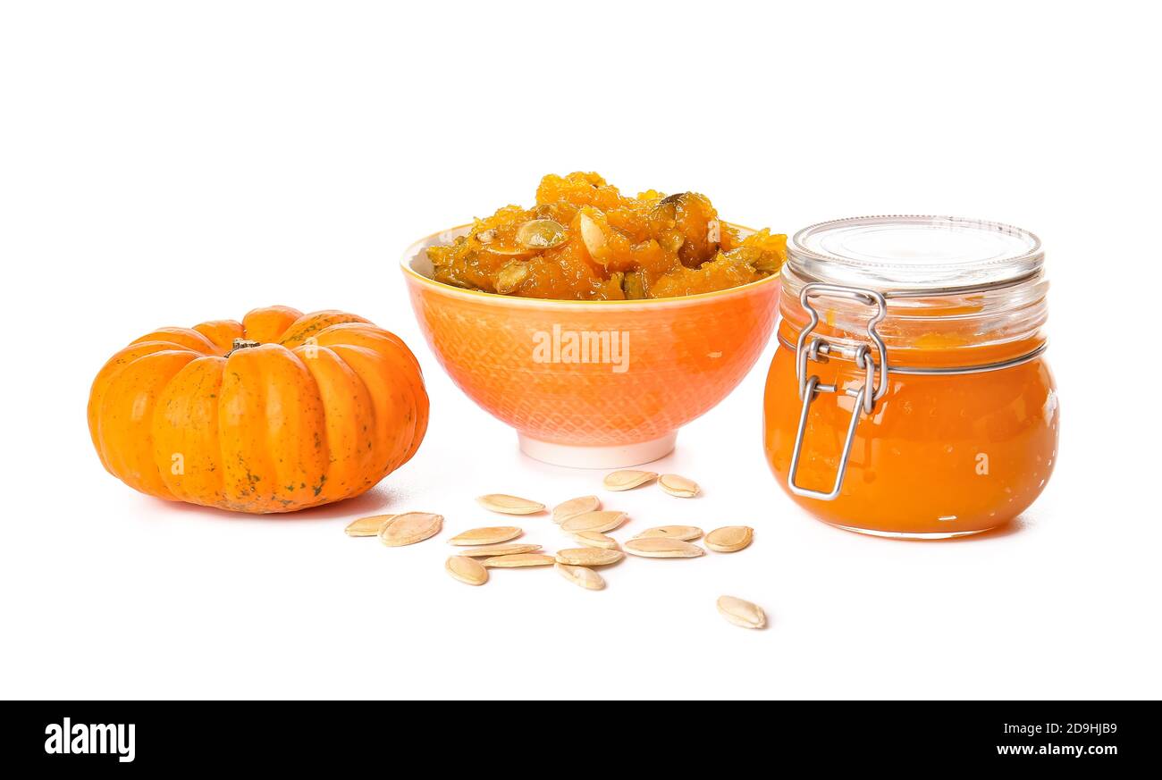 Savoureuse confiture de citrouille sur fond blanc Banque D'Images