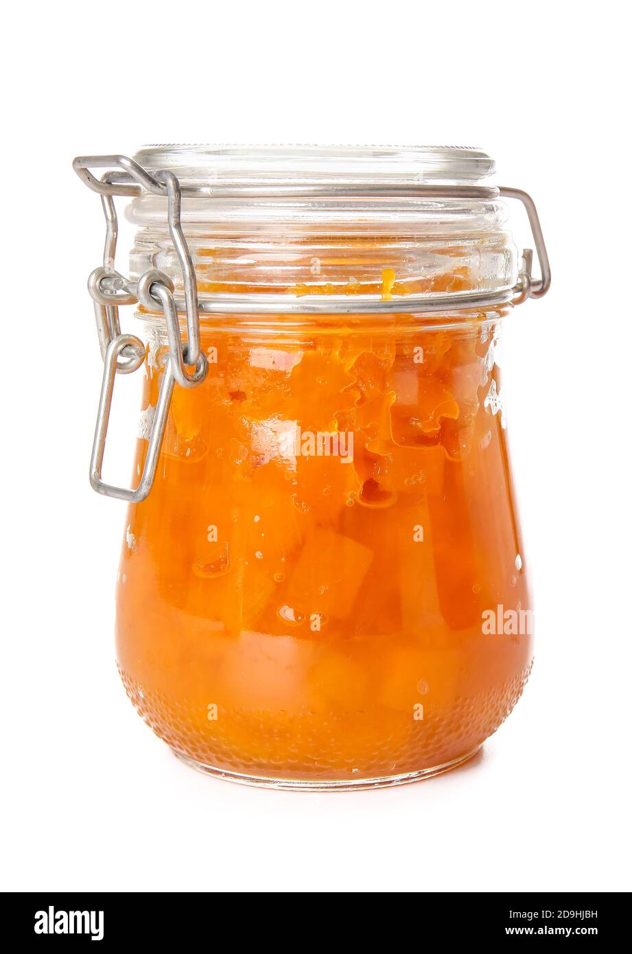 Pot de confiture de citrouille savoureuse sur fond blanc Banque D'Images