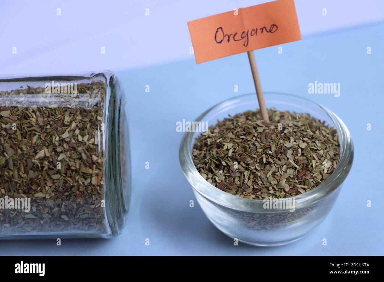 Herbes sèches d'origan, marjolaine douce, Oreganum, utilisées pour ajouter de la saveur à divers plats et pour traiter des conditions de santé Banque D'Images