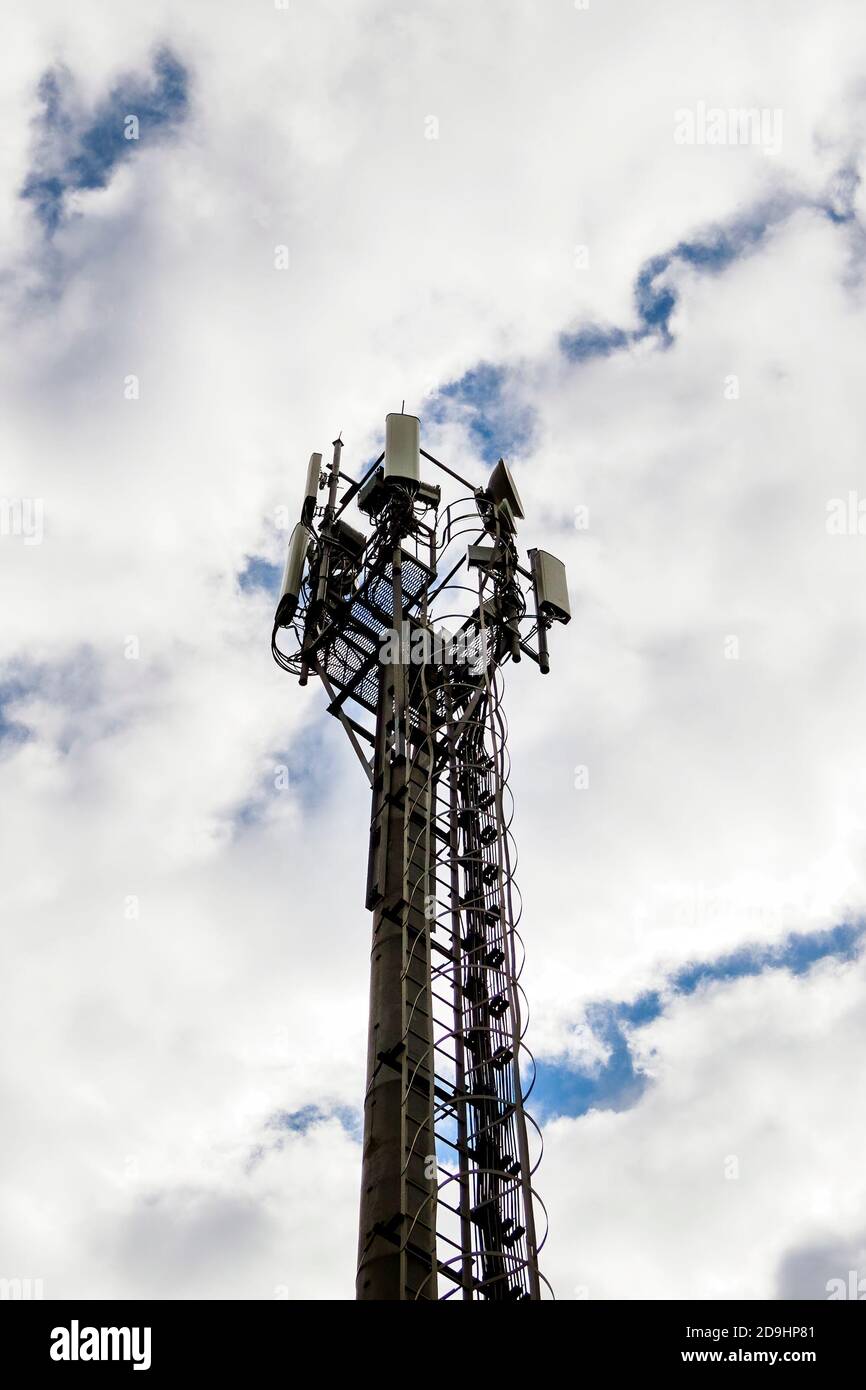Tour de communications cellulaires sur fond ciel nuageux en journée. Banque D'Images