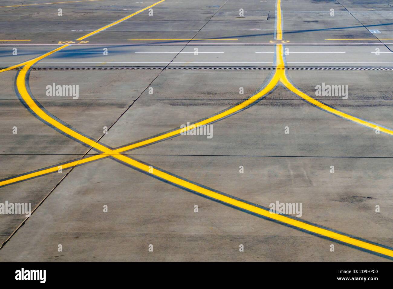 Piste d'aéroport, partie de route avec lignes de signalisation jaunes pour les avions, mise au point sélective Banque D'Images