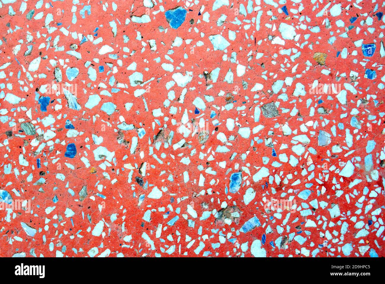 Matériau composite sol rouge terrazzo avec marbre de pierre, vue de dessus, texture pour l'arrière-plan Banque D'Images