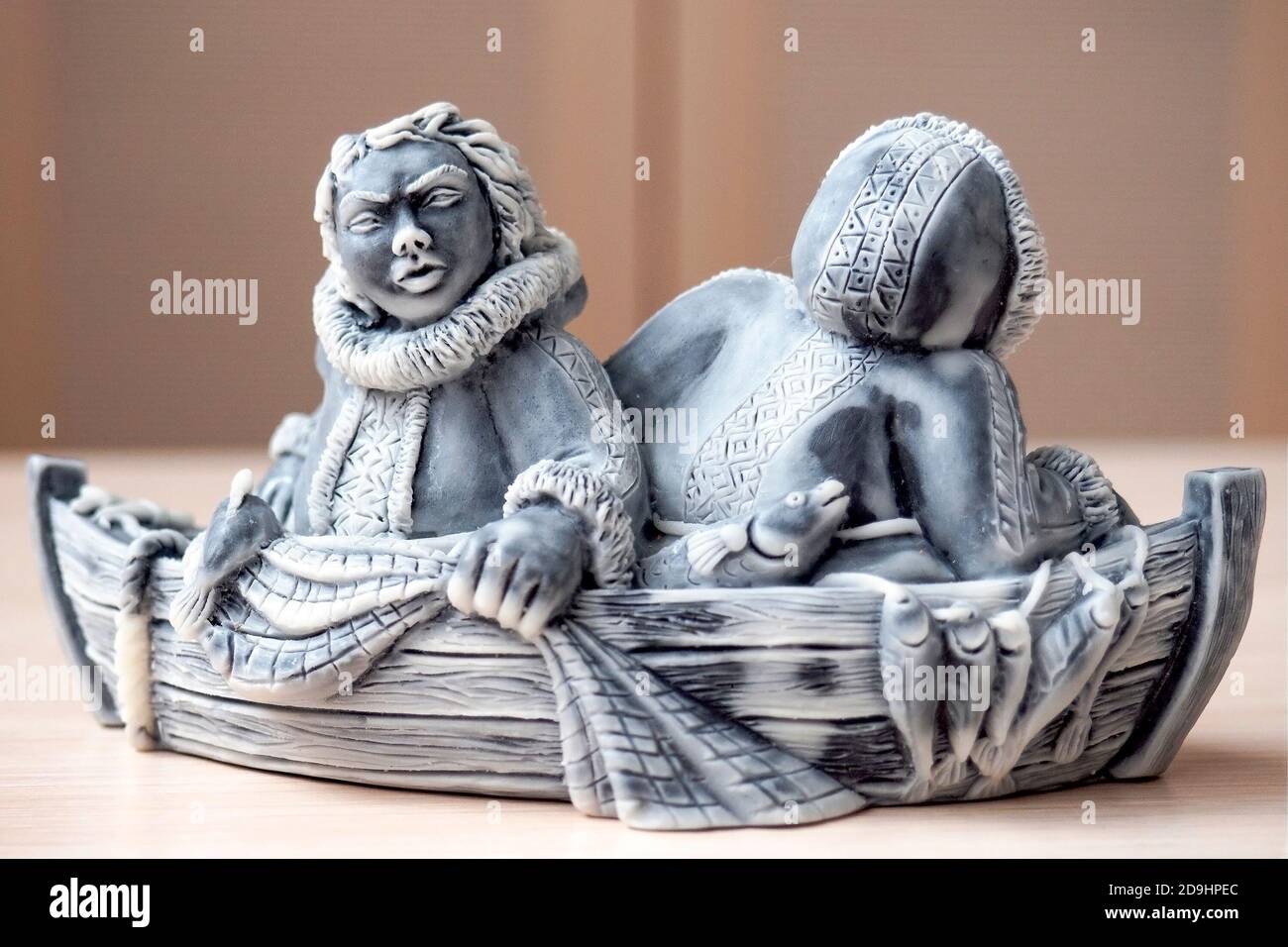 statuette en marbre à ramasse, figure en marbre deux pêcheurs dans un bateau Banque D'Images