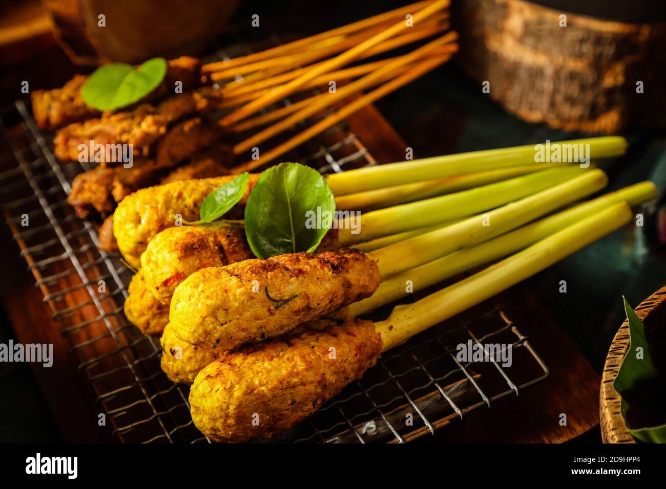 Sate lilit. Satay balinais de viande hachée ou de fruits de mer enveloppés autour de la brochette de citronnelle. Banque D'Images