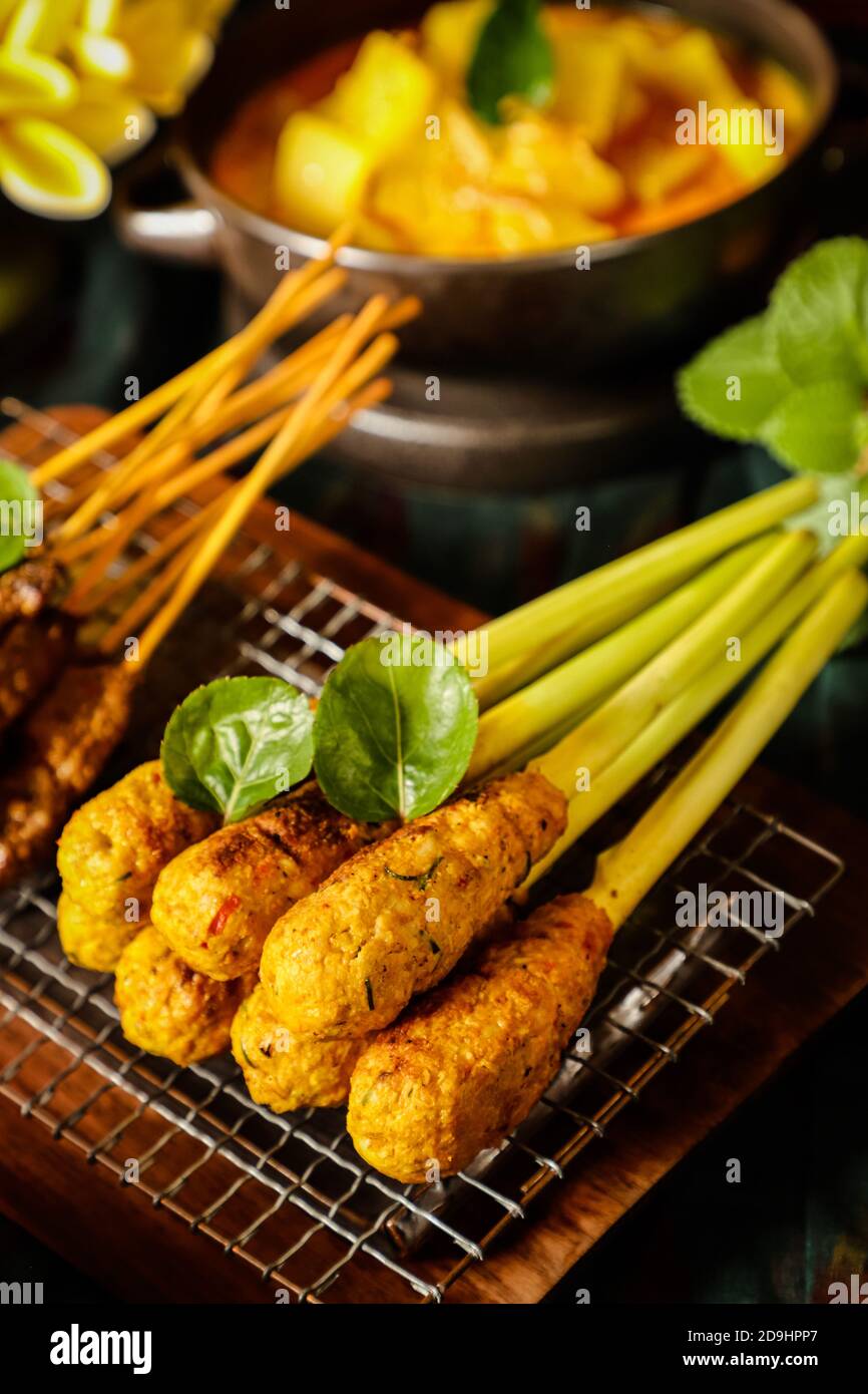Sate lilit. Satay balinais de viande hachée ou de fruits de mer enveloppés autour de la brochette de citronnelle. Banque D'Images