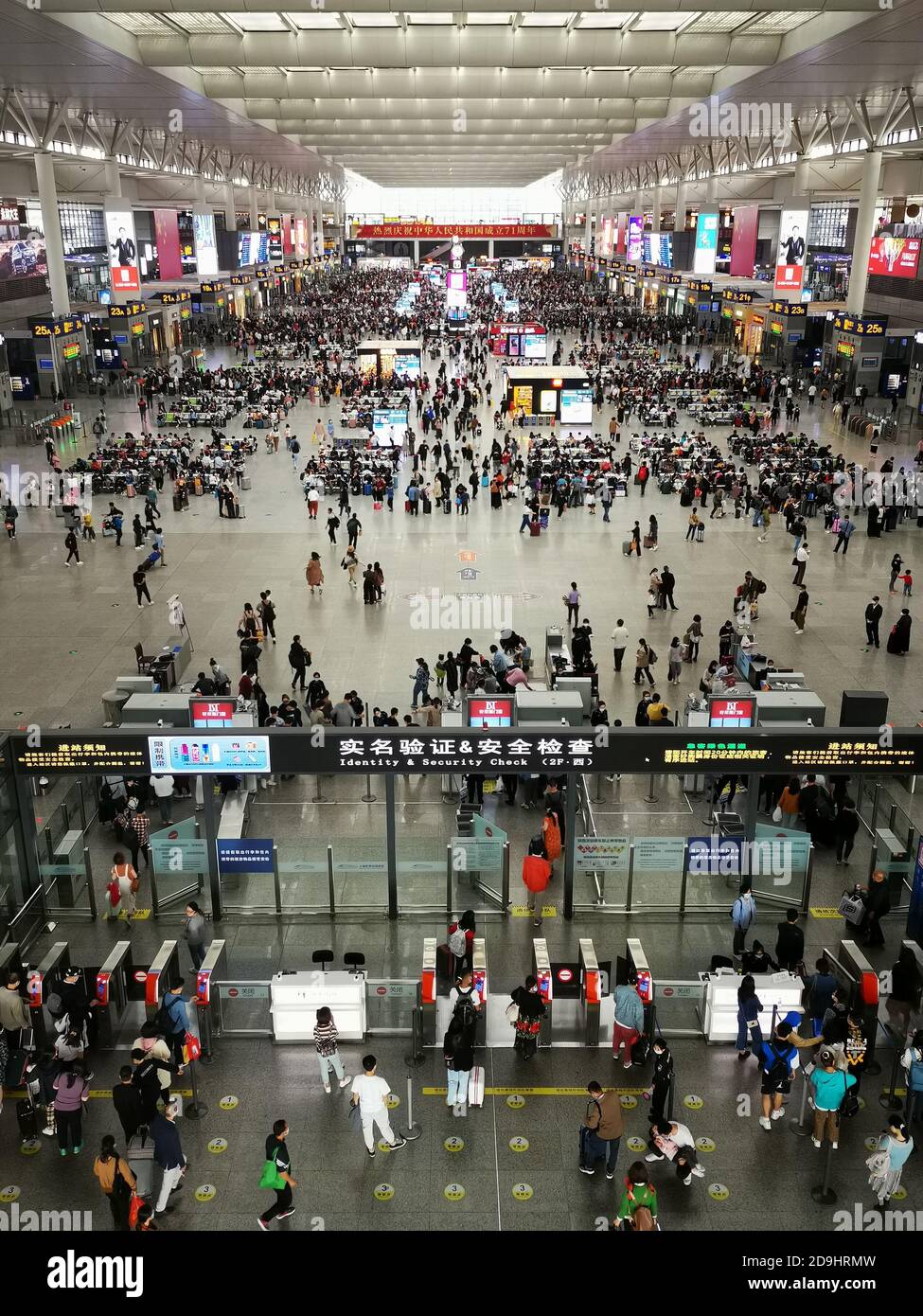 Les passagers qui terminent leurs vacances de la semaine d'or se préparent à prendre des trains les ramenant au travail à la gare de Hongqiao, Shanghai, Chine, 7 Banque D'Images