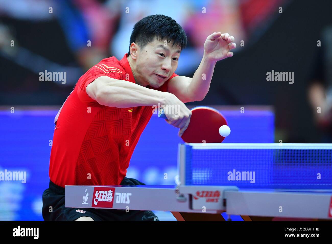 Le joueur chinois de tennis de table Ma long est en concurrence avec la  table chinoise Joueur de tennis Wang Chuqin à la demi-finale de 2020 Chine  Cha national de tennis de