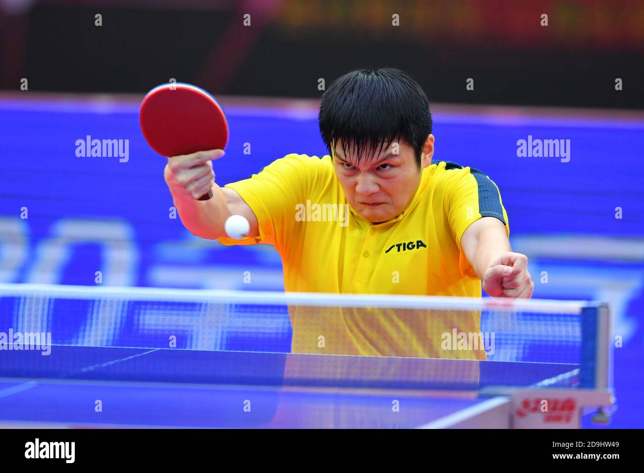 Le joueur chinois de tennis de table Fan Zhendong est en concurrence avec  la table chinoise Joueur de tennis Ma long à la finale de 2020 Chine  National tennis de table Champio