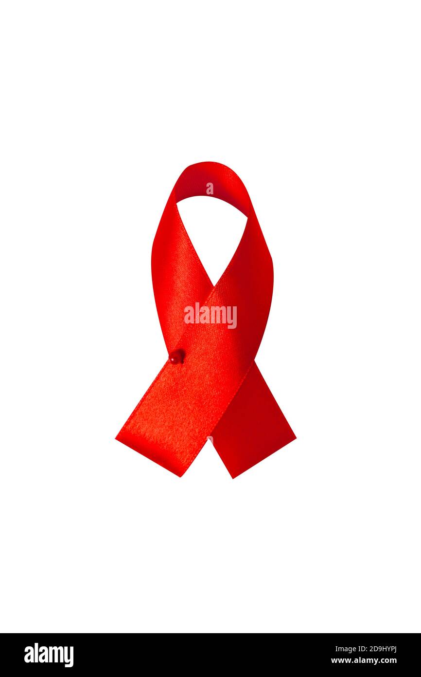 Journée mondiale du sida. Ruban rouge isolé comme symbole de ce jour. Concept de soins de santé. Banque D'Images