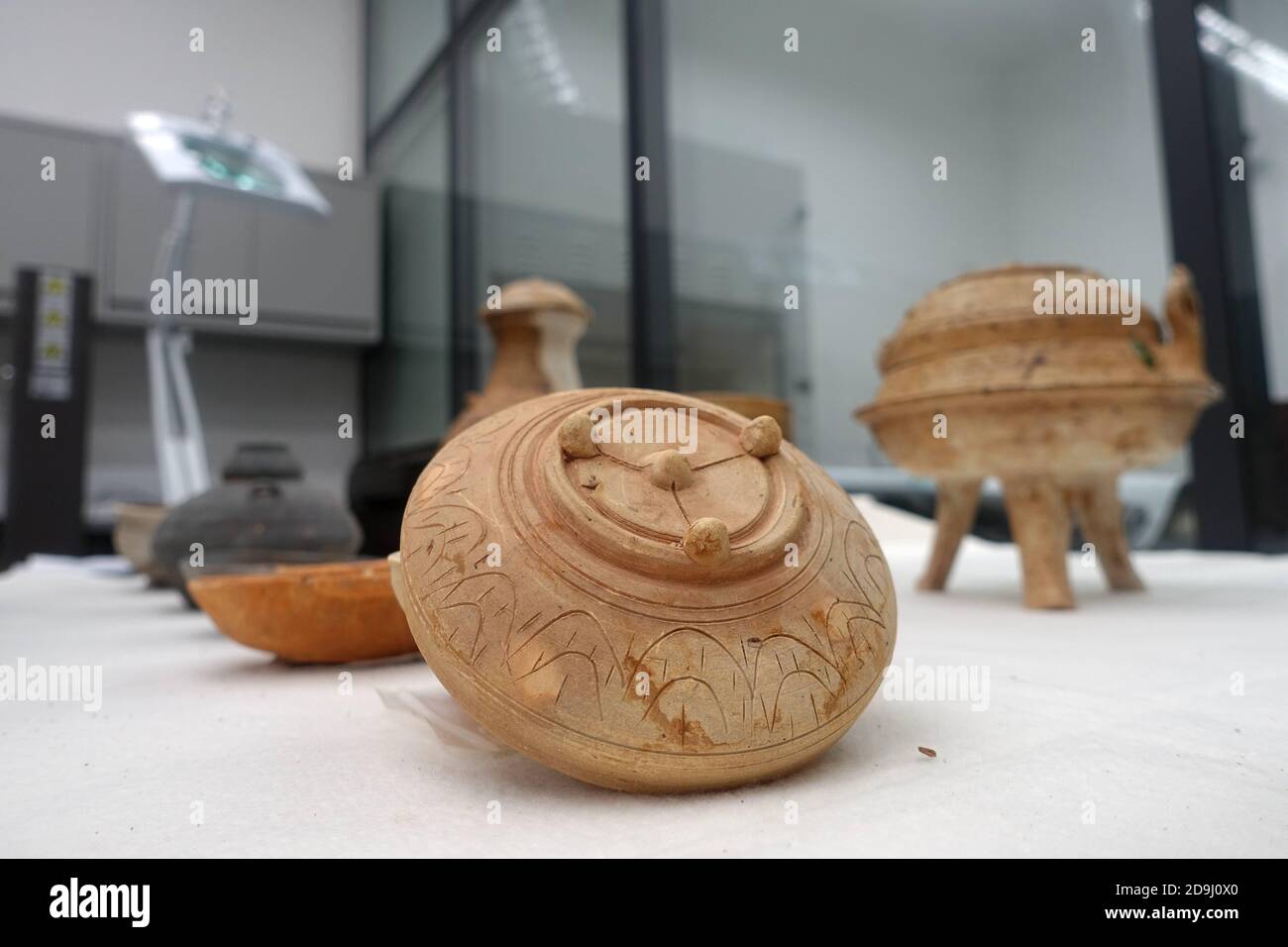 Un total de 125 tombes anciennes, dont certaines remontent à la période pré-Qin (c.2100-221 av. J.-C.), ont été trouvées dans une excavation à une école secondaire Banque D'Images