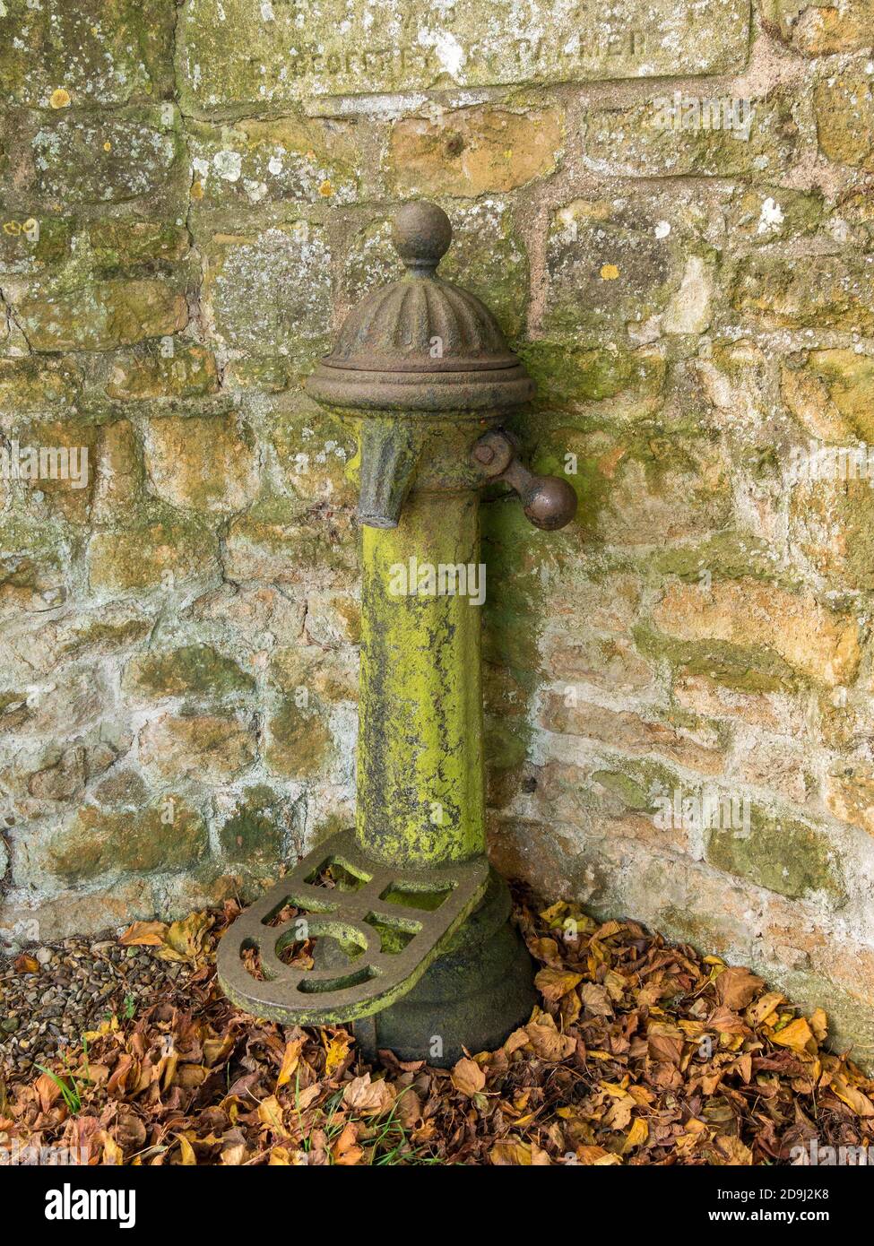 Pompe à eau Old Cast Iron Village, Owston, Leicestershire, Angleterre, Royaume-Uni Banque D'Images