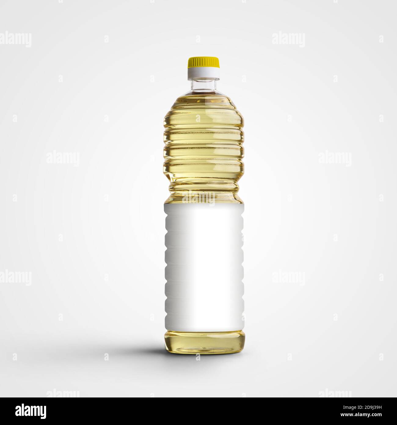 Modèle d'une bouteille en plastique avec légume, huile d'olive extra vierge, volume 1000ml, omega 3,6,9, isolé sur fond. Maquette de packagi transparent Banque D'Images