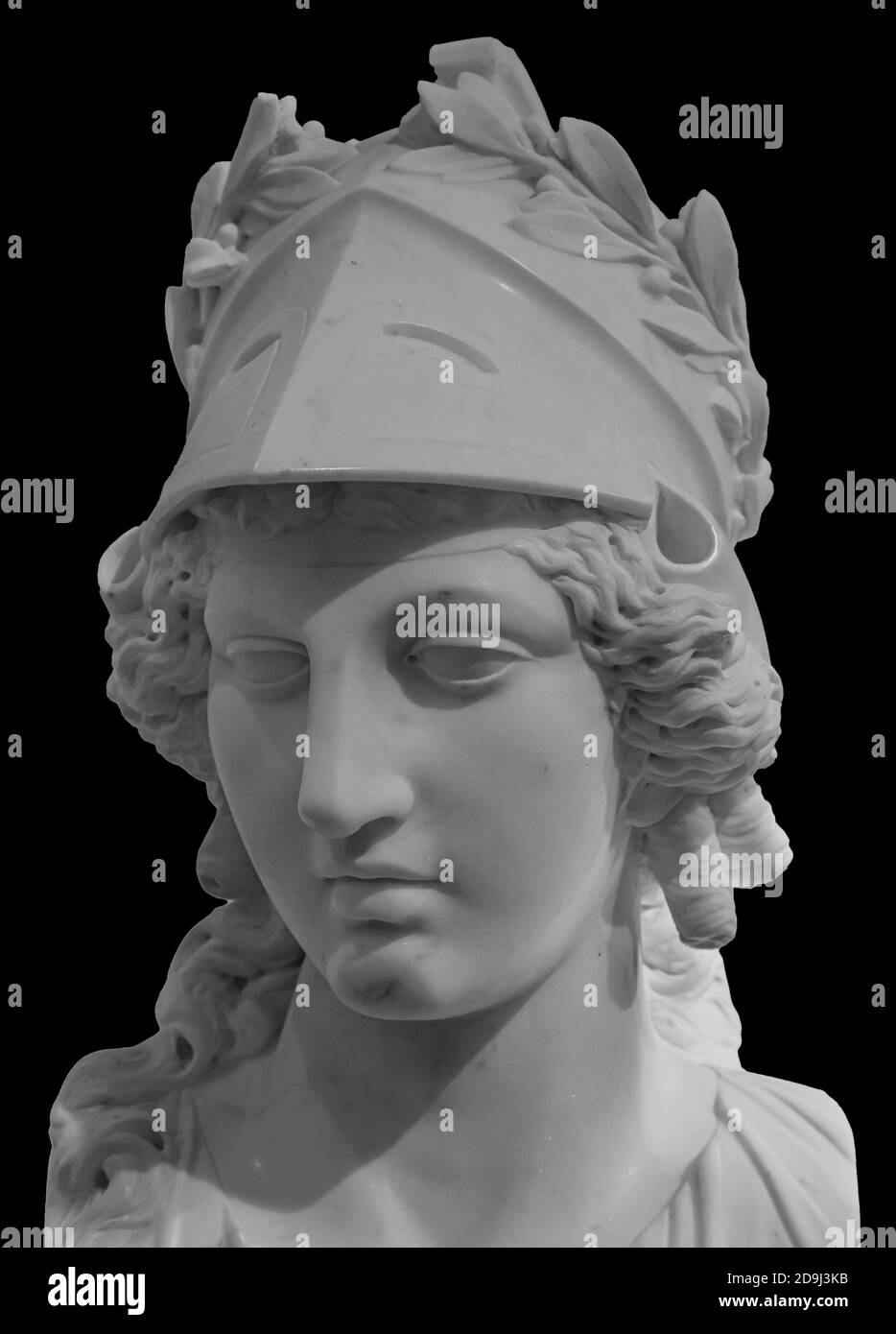 Ancienne statue de la déesse grecque Athena Pallas isolée sur fond noir. Tête de femme en marbre dans la sculpture de casque. Banque D'Images